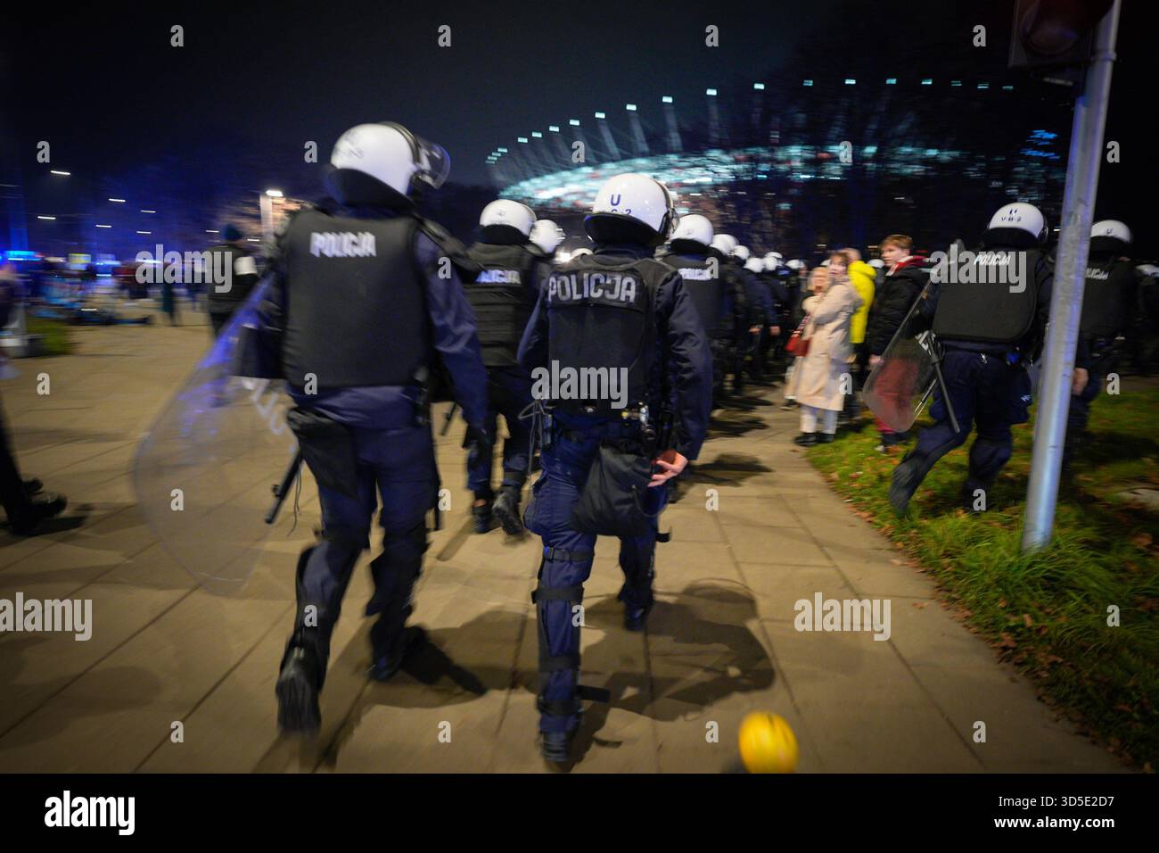 Varsovie, Pologne. 14 novembre 2025. La police anti-émeute est vue avant le match de qualification Pologne-pays-Bas au stade national sur cette photo prise à Varsovie, en Pologne, le 14 novembre 2025. Après le match entre la Pologne et les pays-Bas, le Polski Zwi?zek Pi?ki No?nej (PZPN) a publié une déclaration ferme condamnant le lancement de fusées éclairantes depuis les gradins pendant le match du PGE Narodowy de Varsovie, soulignant que de tels comportements sont inacceptables et illégaux, et que la sécurité de l'environnement du stade est leur priorité. (Photo de Jaap Arriens/Sipa USA) crédit : Sipa USA/Alamy Live News Banque D'Images