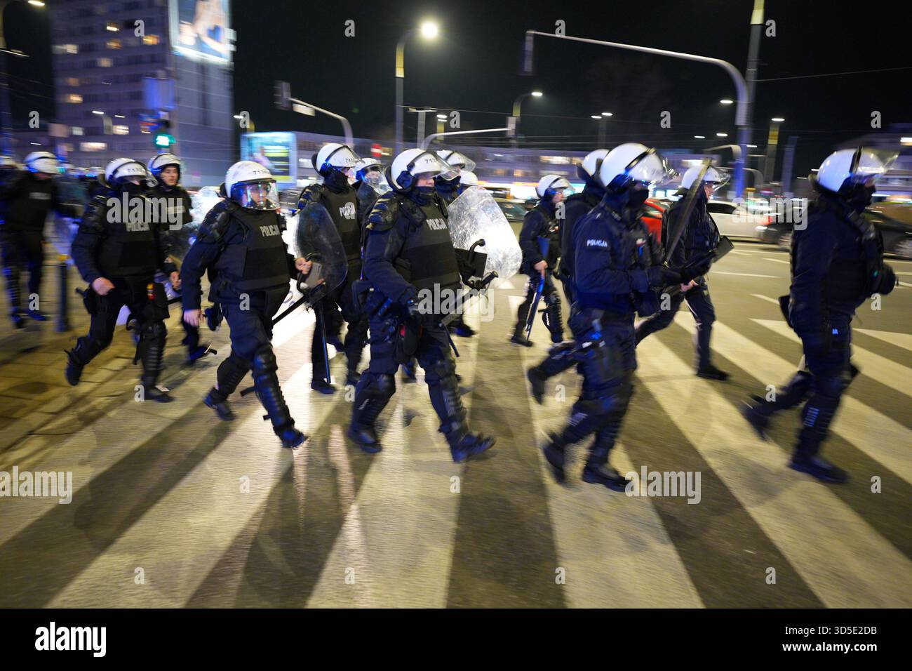 Varsovie, Pologne. 14 novembre 2025. La police anti-émeute est vue avant le match de qualification Pologne-pays-Bas au stade national sur cette photo prise à Varsovie, en Pologne, le 14 novembre 2025. Après le match entre la Pologne et les pays-Bas, le Polski Zwi?zek Pi?ki No?nej (PZPN) a publié une déclaration ferme condamnant le lancement de fusées éclairantes depuis les gradins pendant le match du PGE Narodowy de Varsovie, soulignant que de tels comportements sont inacceptables et illégaux, et que la sécurité de l'environnement du stade est leur priorité. (Photo de Jaap Arriens/Sipa USA) crédit : Sipa USA/Alamy Live News Banque D'Images