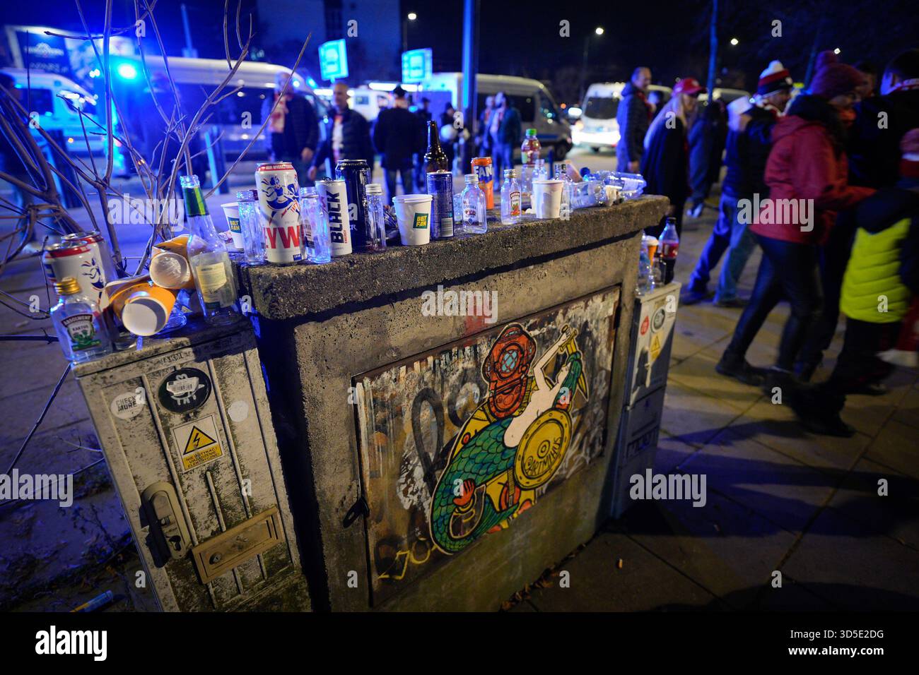 Des bouteilles et des canettes de différents types de boissons alcoolisées sont vues à l'extérieur du stade national avant le match de qualification Pologne-pays-Bas dans cette photo de dossier prise à Varsovie, Pologne, le 14 novembre 2025. Après le match entre la Pologne et les pays-Bas, le Polski Zwi?zek Pi?ki No?nej (PZPN) a publié une déclaration ferme condamnant le lancement de fusées éclairantes depuis les gradins pendant le match du PGE Narodowy de Varsovie, soulignant que de tels comportements sont inacceptables et illégaux, et que la sécurité de l'environnement du stade est leur priorité. (Photo de Jaap Arriens/Sipa USA) Banque D'Images