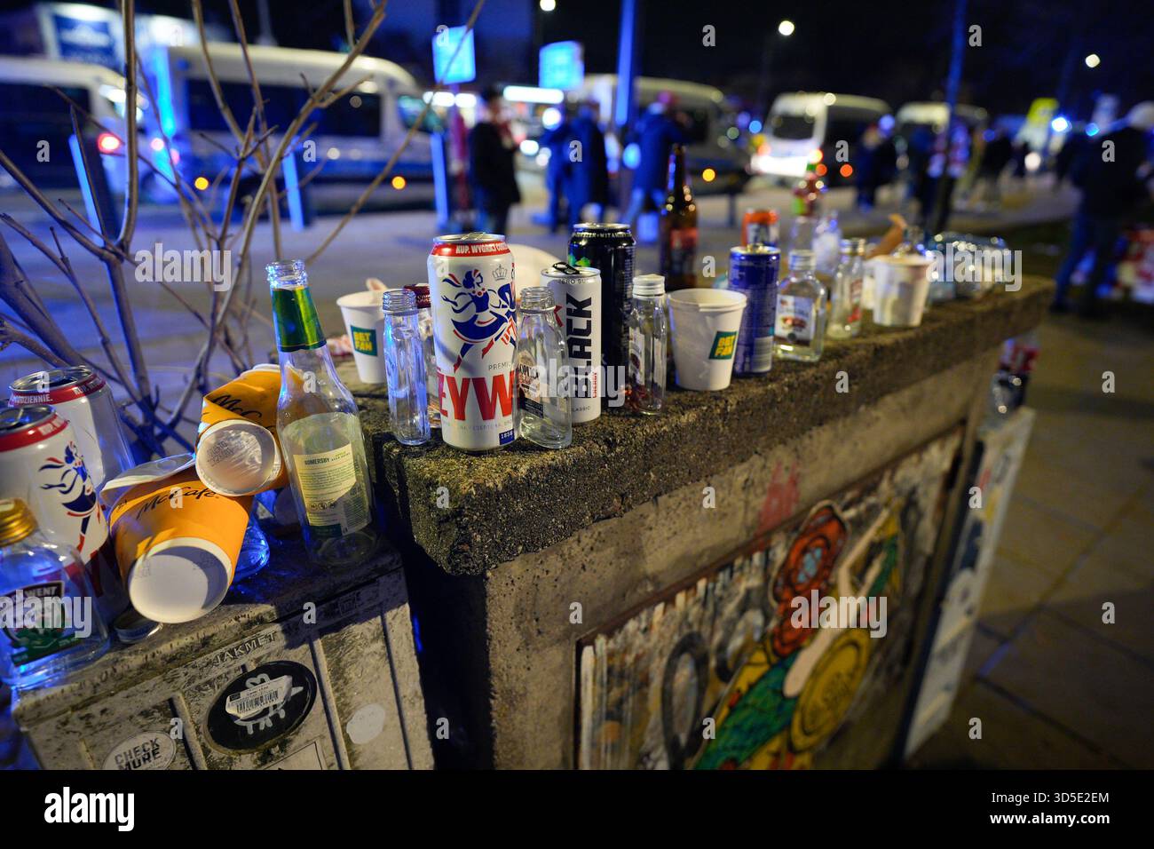 Des bouteilles et des canettes de différents types de boissons alcoolisées sont vues à l'extérieur du stade national avant le match de qualification Pologne-pays-Bas dans cette photo de dossier prise à Varsovie, Pologne, le 14 novembre 2025. Après le match entre la Pologne et les pays-Bas, le Polski Zwi?zek Pi?ki No?nej (PZPN) a publié une déclaration ferme condamnant le lancement de fusées éclairantes depuis les gradins pendant le match du PGE Narodowy de Varsovie, soulignant que de tels comportements sont inacceptables et illégaux, et que la sécurité de l'environnement du stade est leur priorité. (Photo de Jaap Arriens/Sipa USA) Banque D'Images