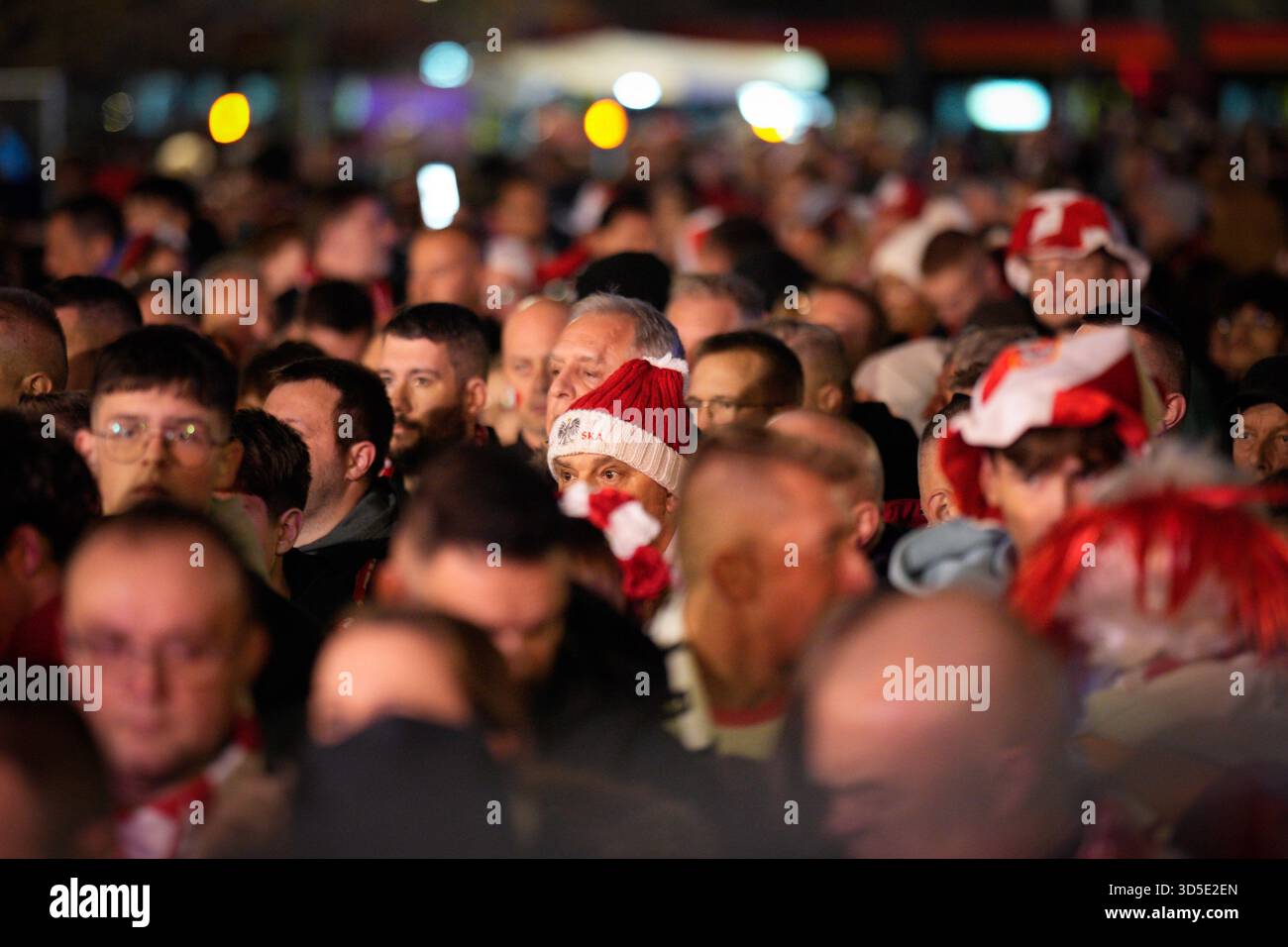 Varsovie, Pologne. 14 novembre 2025. Les fans attendent pour entrer dans le stade national sur cette photo prise à Varsovie, Pologne, le 14 novembre 2025. Après le match entre la Pologne et les pays-Bas, le Polski Zwi?zek Pi?ki No?nej (PZPN) a publié une déclaration ferme condamnant le lancement de fusées éclairantes depuis les gradins pendant le match du PGE Narodowy de Varsovie, soulignant que de tels comportements sont inacceptables et illégaux, et que la sécurité de l'environnement du stade est leur priorité. (Photo de Jaap Arriens/Sipa USA) crédit : Sipa USA/Alamy Live News Banque D'Images