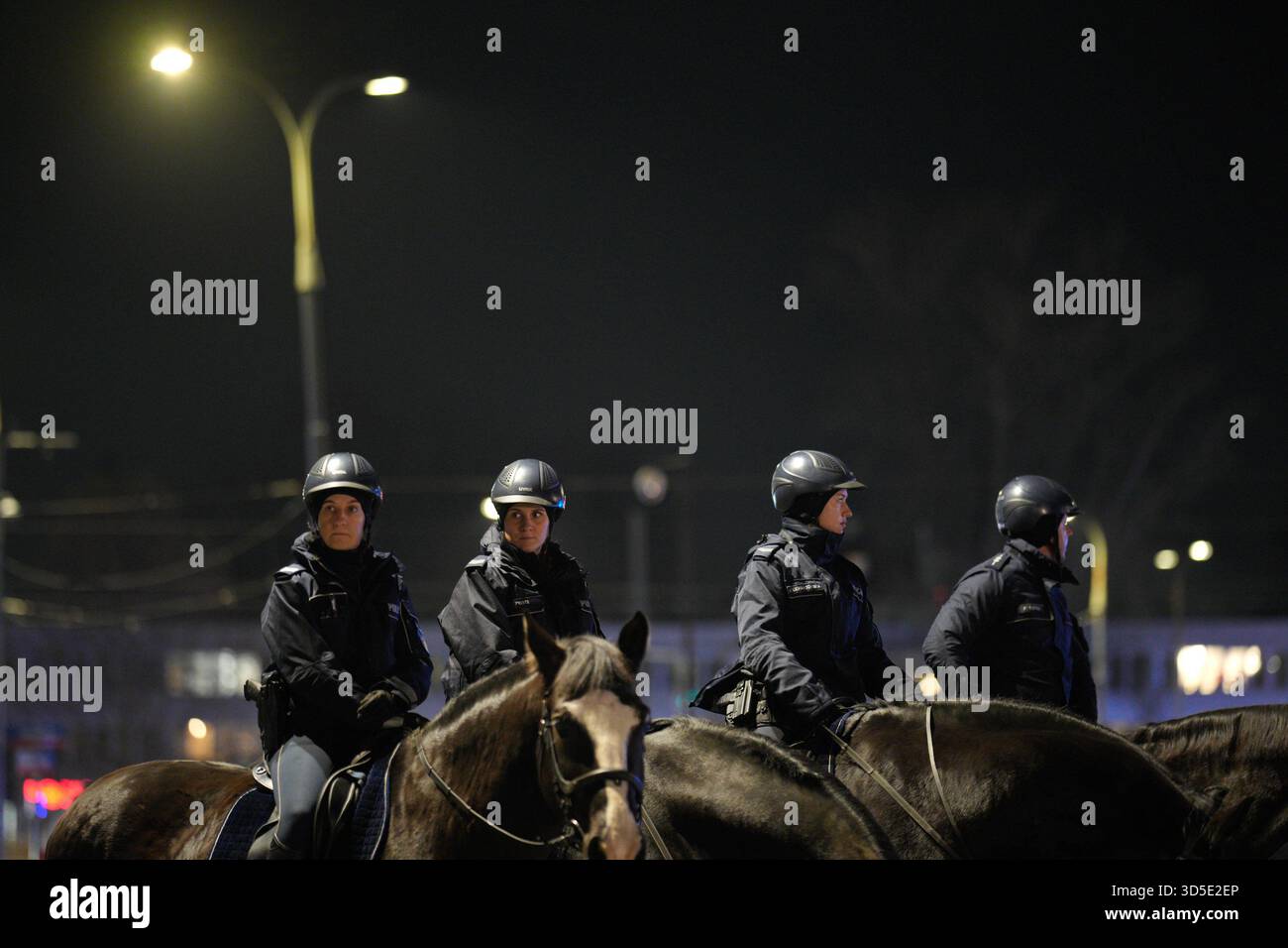 Varsovie, Pologne. 14 novembre 2025. Des policiers à cheval sont vus dans cette photo prise à Varsovie, Pologne, le 14 novembre 2025. Après le match entre la Pologne et les pays-Bas, le Polski Zwi?zek Pi?ki No?nej (PZPN) a publié une déclaration ferme condamnant le lancement de fusées éclairantes depuis les gradins pendant le match du PGE Narodowy de Varsovie, soulignant que de tels comportements sont inacceptables et illégaux, et que la sécurité de l'environnement du stade est leur priorité. (Photo de Jaap Arriens/Sipa USA) crédit : Sipa USA/Alamy Live News Banque D'Images