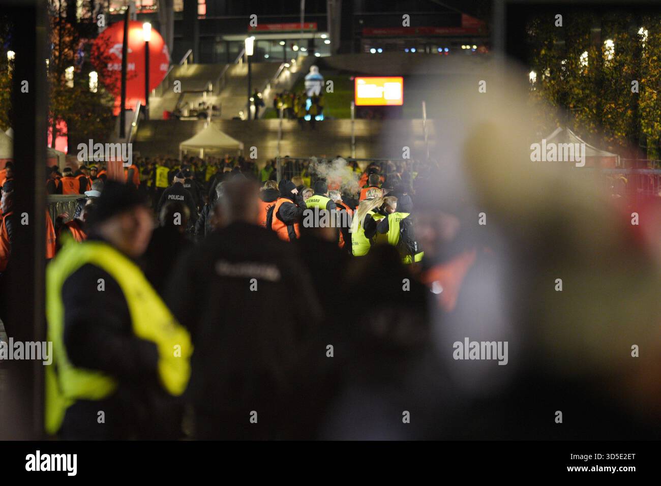 Varsovie, Pologne. 14 novembre 2025. Les fans attendent pour entrer dans le stade national sur cette photo prise à Varsovie, Pologne, le 14 novembre 2025. Après le match entre la Pologne et les pays-Bas, le Polski Zwi?zek Pi?ki No?nej (PZPN) a publié une déclaration ferme condamnant le lancement de fusées éclairantes depuis les gradins pendant le match du PGE Narodowy de Varsovie, soulignant que de tels comportements sont inacceptables et illégaux, et que la sécurité de l'environnement du stade est leur priorité. (Photo de Jaap Arriens/Sipa USA) crédit : Sipa USA/Alamy Live News Banque D'Images