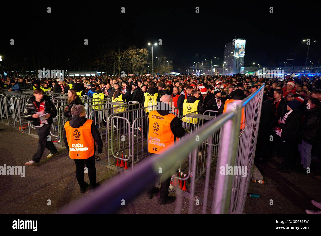Varsovie, Pologne. 14 novembre 2025. Les stewards sont vus à l'entrée principale du stade national avant le match Pologne-pays-Bas sur cette photo prise à Varsovie, Pologne, le 14 novembre 2025. Après le match entre la Pologne et les pays-Bas, le Polski Zwi?zek Pi?ki No?nej (PZPN) a publié une déclaration ferme condamnant le lancement de fusées éclairantes depuis les gradins pendant le match du PGE Narodowy de Varsovie, soulignant que de tels comportements sont inacceptables et illégaux, et que la sécurité de l'environnement du stade est leur priorité. (Photo de Jaap Arriens/Sipa USA) crédit : Sipa USA/Alamy Live News Banque D'Images