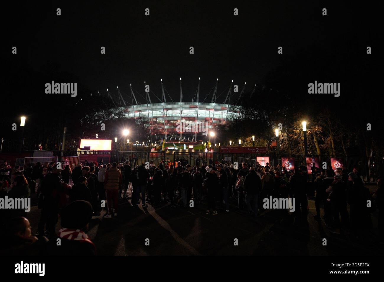 Varsovie, Pologne. 14 novembre 2025. Les fans attendent pour entrer dans le stade national sur cette photo prise à Varsovie, Pologne, le 14 novembre 2025. Après le match entre la Pologne et les pays-Bas, le Polski Zwi?zek Pi?ki No?nej (PZPN) a publié une déclaration ferme condamnant le lancement de fusées éclairantes depuis les gradins pendant le match du PGE Narodowy de Varsovie, soulignant que de tels comportements sont inacceptables et illégaux, et que la sécurité de l'environnement du stade est leur priorité. (Photo de Jaap Arriens/Sipa USA) crédit : Sipa USA/Alamy Live News Banque D'Images