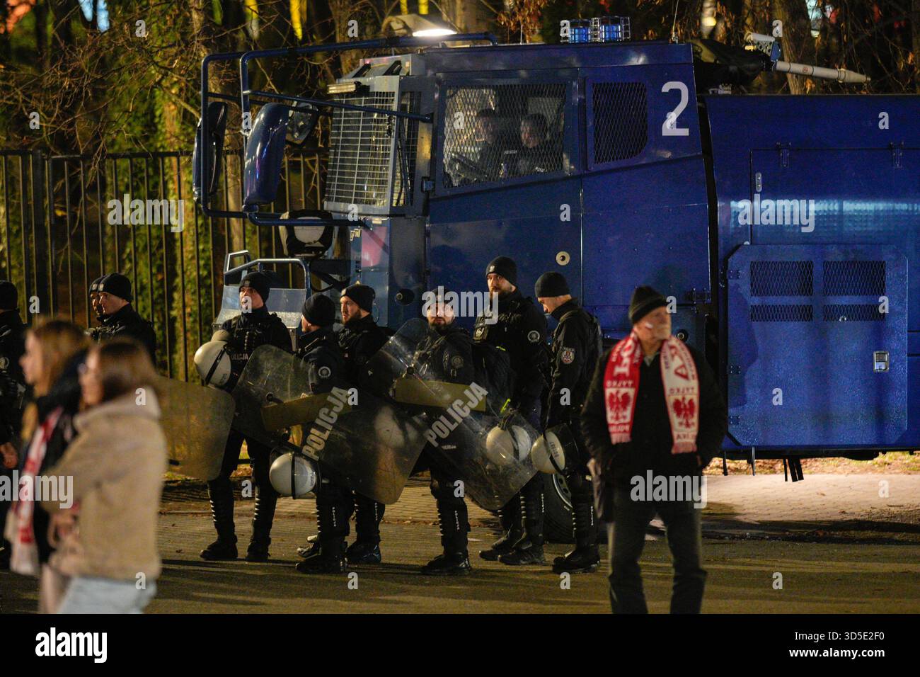 Varsovie, Pologne. 14 novembre 2025. La police anti-émeute est vue avant le match de qualification Pologne-pays-Bas au stade national sur cette photo prise à Varsovie, en Pologne, le 14 novembre 2025. Après le match entre la Pologne et les pays-Bas, le Polski Zwi?zek Pi?ki No?nej (PZPN) a publié une déclaration ferme condamnant le lancement de fusées éclairantes depuis les gradins pendant le match du PGE Narodowy de Varsovie, soulignant que de tels comportements sont inacceptables et illégaux, et que la sécurité de l'environnement du stade est leur priorité. (Photo de Jaap Arriens/Sipa USA) crédit : Sipa USA/Alamy Live News Banque D'Images