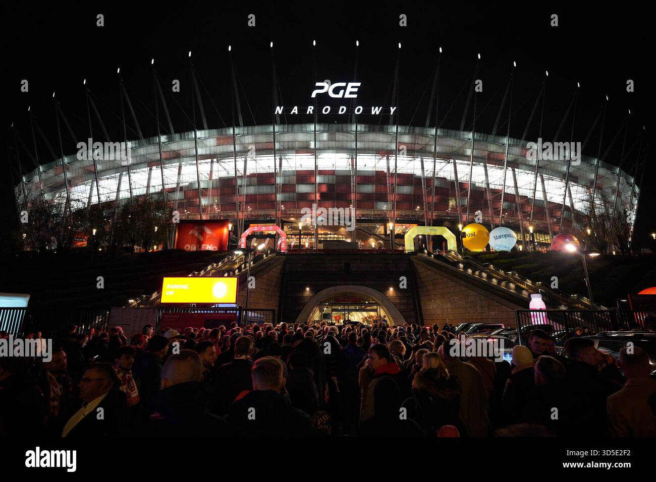 Varsovie, Pologne. 14 novembre 2025. Les fans attendent pour entrer dans le stade national sur cette photo prise à Varsovie, Pologne, le 14 novembre 2025. Après le match entre la Pologne et les pays-Bas, le Polski Zwi?zek Pi?ki No?nej (PZPN) a publié une déclaration ferme condamnant le lancement de fusées éclairantes depuis les gradins pendant le match du PGE Narodowy de Varsovie, soulignant que de tels comportements sont inacceptables et illégaux, et que la sécurité de l'environnement du stade est leur priorité. (Photo de Jaap Arriens/Sipa USA) crédit : Sipa USA/Alamy Live News Banque D'Images