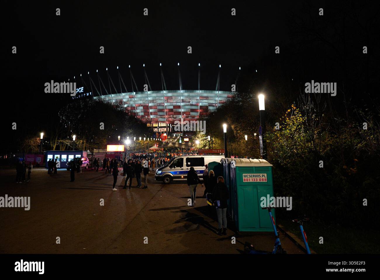 Varsovie, Pologne. 14 novembre 2025. Les fans attendent d'entrer dans le stade national avant le match de qualification Pologne-pays-Bas FIFA sur cette photo prise à Varsovie, en Pologne, le 14 novembre 2025. Après le match entre la Pologne et les pays-Bas, le Polski Zwi?zek Pi?ki No?nej (PZPN) a publié une déclaration ferme condamnant le lancement de fusées éclairantes depuis les gradins pendant le match du PGE Narodowy de Varsovie, soulignant que de tels comportements sont inacceptables et illégaux, et que la sécurité de l'environnement du stade est leur priorité. (Photo de Jaap Arriens/Sipa USA) crédit : Sipa USA/Alamy Live News Banque D'Images