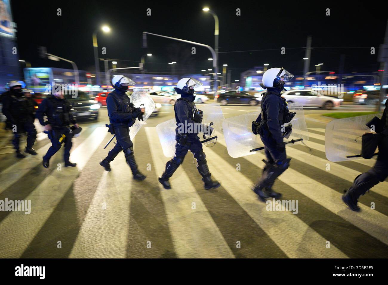 Varsovie, Pologne. 14 novembre 2025. La police anti-émeute est vue avant le match de qualification Pologne-pays-Bas au stade national sur cette photo prise à Varsovie, en Pologne, le 14 novembre 2025. Après le match entre la Pologne et les pays-Bas, le Polski Zwi?zek Pi?ki No?nej (PZPN) a publié une déclaration ferme condamnant le lancement de fusées éclairantes depuis les gradins pendant le match du PGE Narodowy de Varsovie, soulignant que de tels comportements sont inacceptables et illégaux, et que la sécurité de l'environnement du stade est leur priorité. (Photo de Jaap Arriens/Sipa USA) crédit : Sipa USA/Alamy Live News Banque D'Images