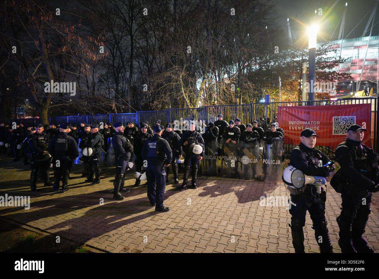 Varsovie, Pologne. 14 novembre 2025. La police anti-émeute est vue avant le match de qualification Pologne-pays-Bas au stade national sur cette photo prise à Varsovie, en Pologne, le 14 novembre 2025. Après le match entre la Pologne et les pays-Bas, le Polski Zwi?zek Pi?ki No?nej (PZPN) a publié une déclaration ferme condamnant le lancement de fusées éclairantes depuis les gradins pendant le match du PGE Narodowy de Varsovie, soulignant que de tels comportements sont inacceptables et illégaux, et que la sécurité de l'environnement du stade est leur priorité. (Photo de Jaap Arriens/Sipa USA) crédit : Sipa USA/Alamy Live News Banque D'Images