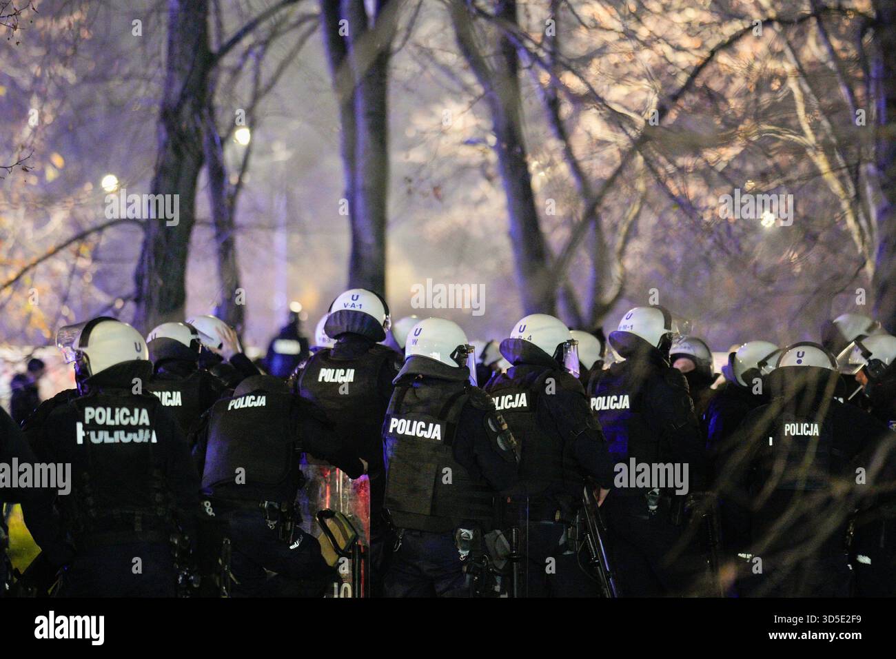 Varsovie, Pologne. 14 novembre 2025. La police anti-émeute est vue avant le match de qualification Pologne-pays-Bas au stade national sur cette photo prise à Varsovie, en Pologne, le 14 novembre 2025. Après le match entre la Pologne et les pays-Bas, le Polski Zwi?zek Pi?ki No?nej (PZPN) a publié une déclaration ferme condamnant le lancement de fusées éclairantes depuis les gradins pendant le match du PGE Narodowy de Varsovie, soulignant que de tels comportements sont inacceptables et illégaux, et que la sécurité de l'environnement du stade est leur priorité. (Photo de Jaap Arriens/Sipa USA) crédit : Sipa USA/Alamy Live News Banque D'Images