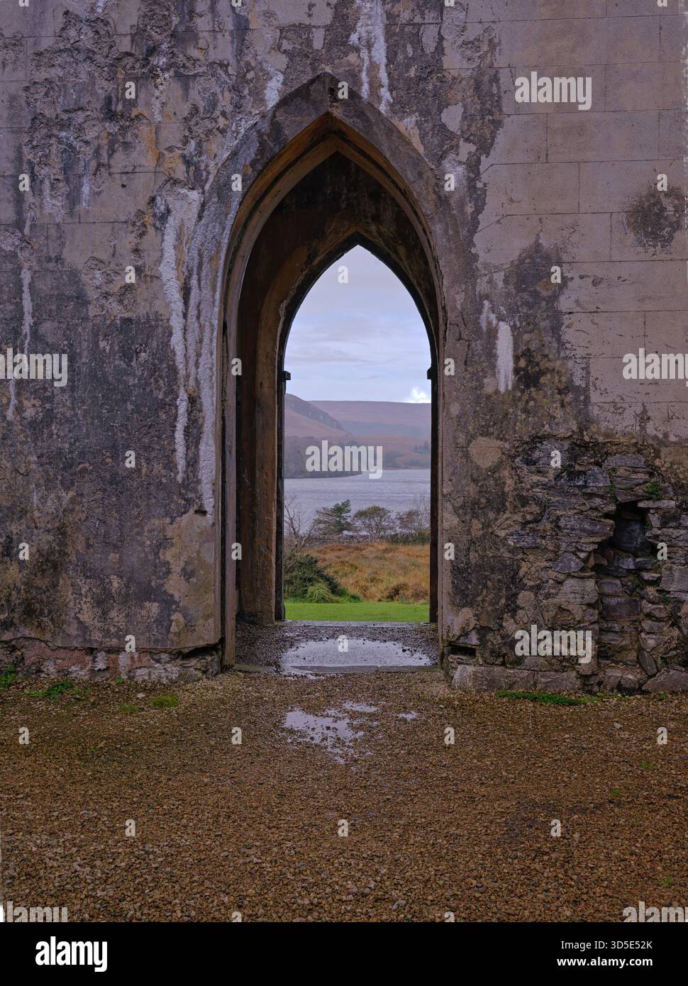 Ruines d'arche de pierre anciennes encadrant un paysage lointain à travers le couloir Archway de l'église Dunlewey dans le comté de Dunlewey Donegal Irlande 02/11/2025 Banque D'Images