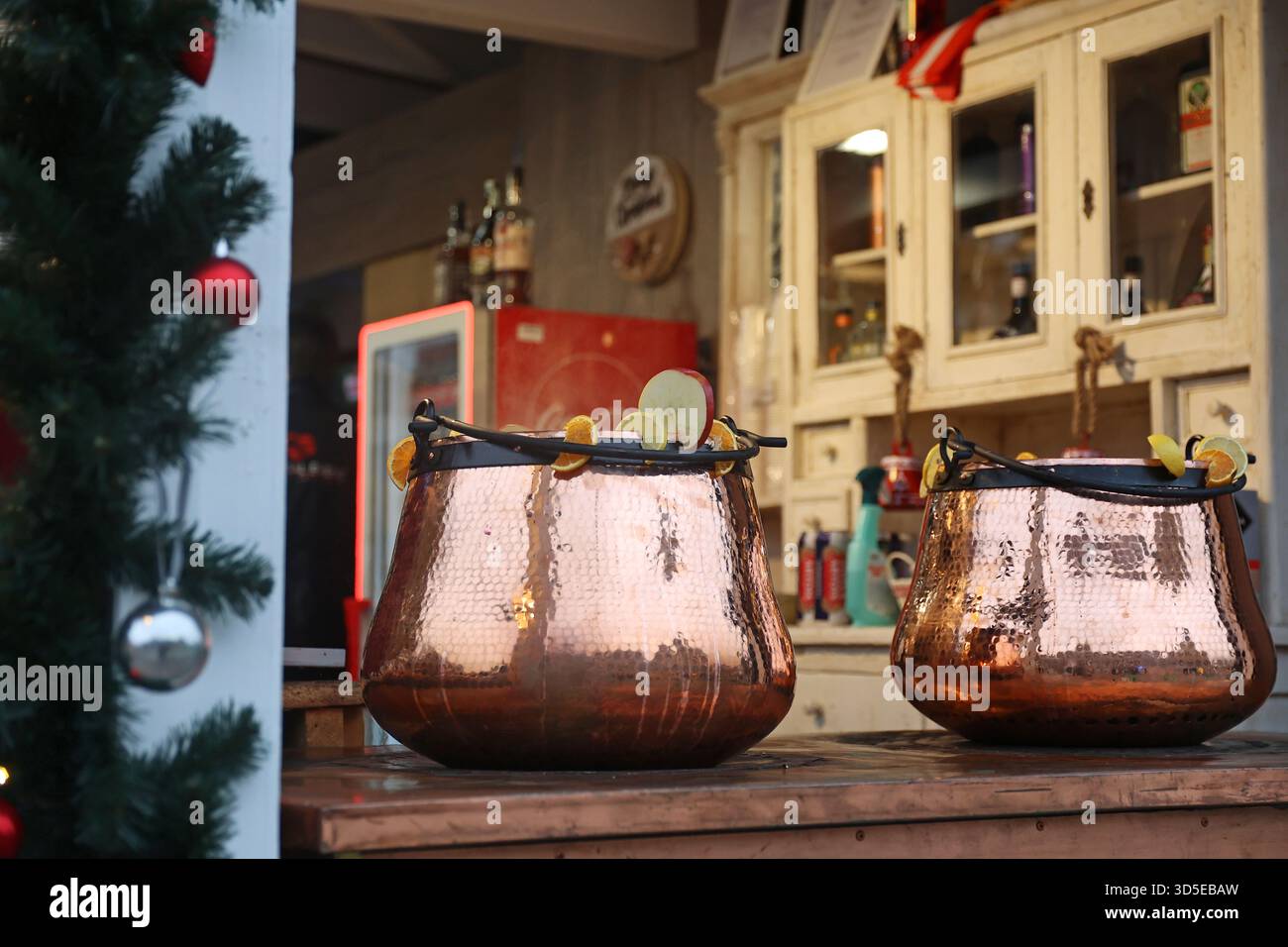 Grands chaudrons en cuivre de vin chaud et punch chaud au marché de Noël de Budapest, Hongrie Banque D'Images