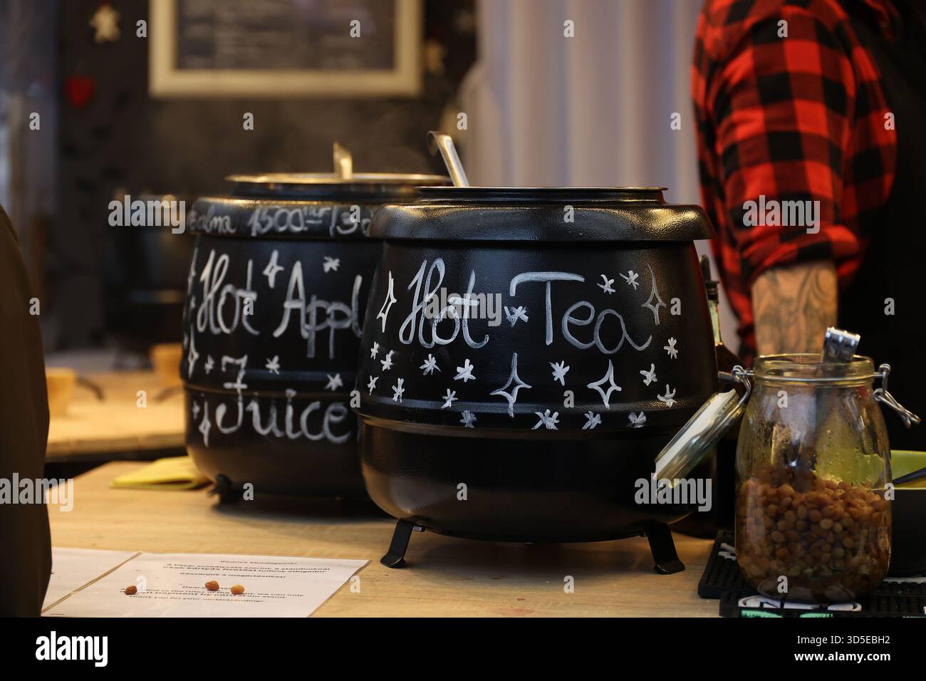 Chaudrons de boisson festive avec jus de pomme chaud et thé au marché de Noël à Budapest, Hongrie Banque D'Images