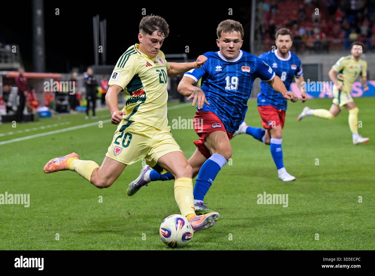 Wales' Daniel James, left, and Liechtenstein's Emanuel Zuend fight for the ball during the 2026 World Cup group J qualifying soccer match between Liechtenstein and Wales in Vaduz, Liechtenstein, Saturday, Nov. 15, 2025. (Gian Ehrenzeller/Keystone via AP) Banque D'Images