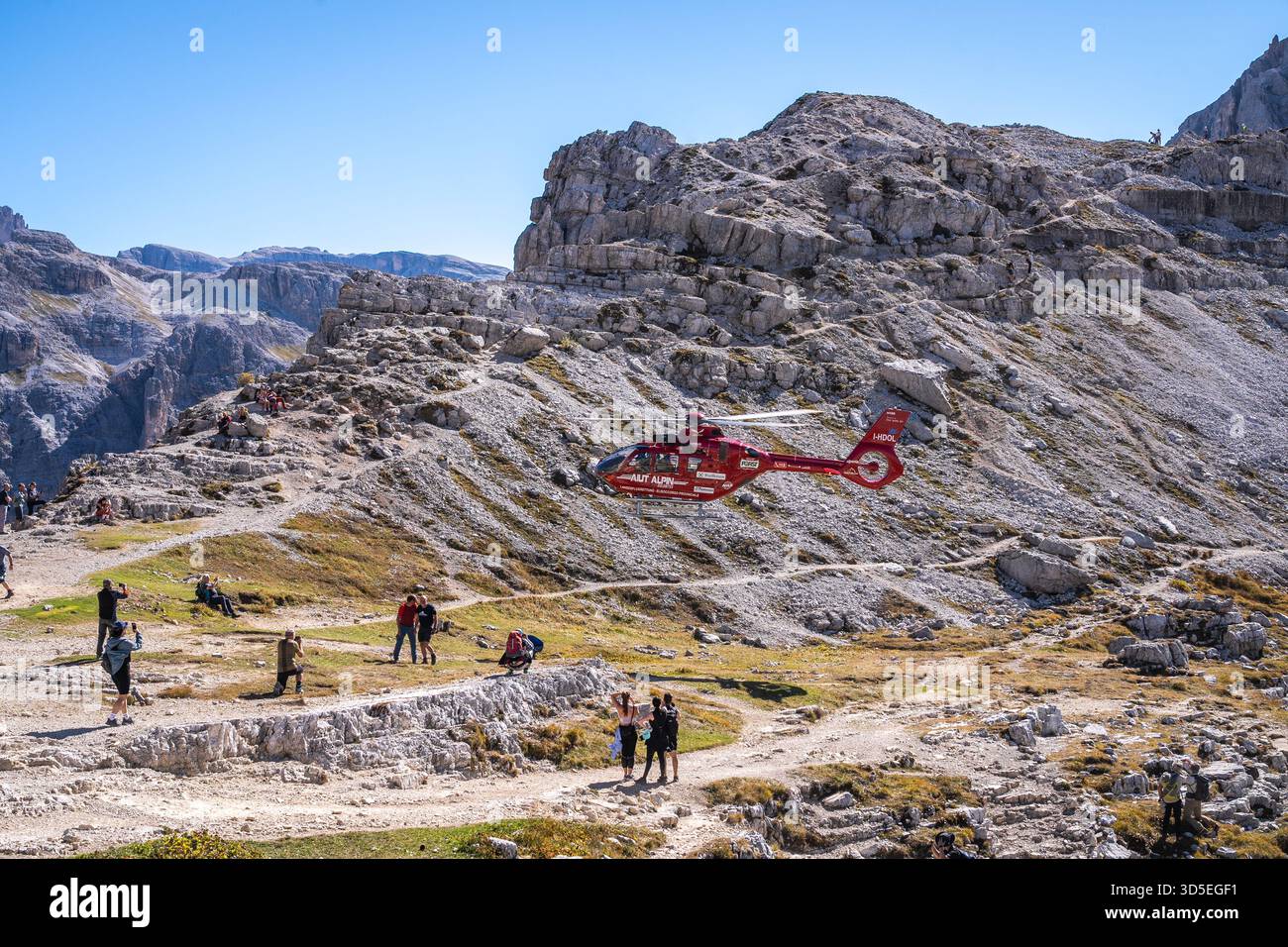 Hélicoptère de sauvetage à Tre Cime di Lavadero. Dolomites. Italie. Banque D'Images