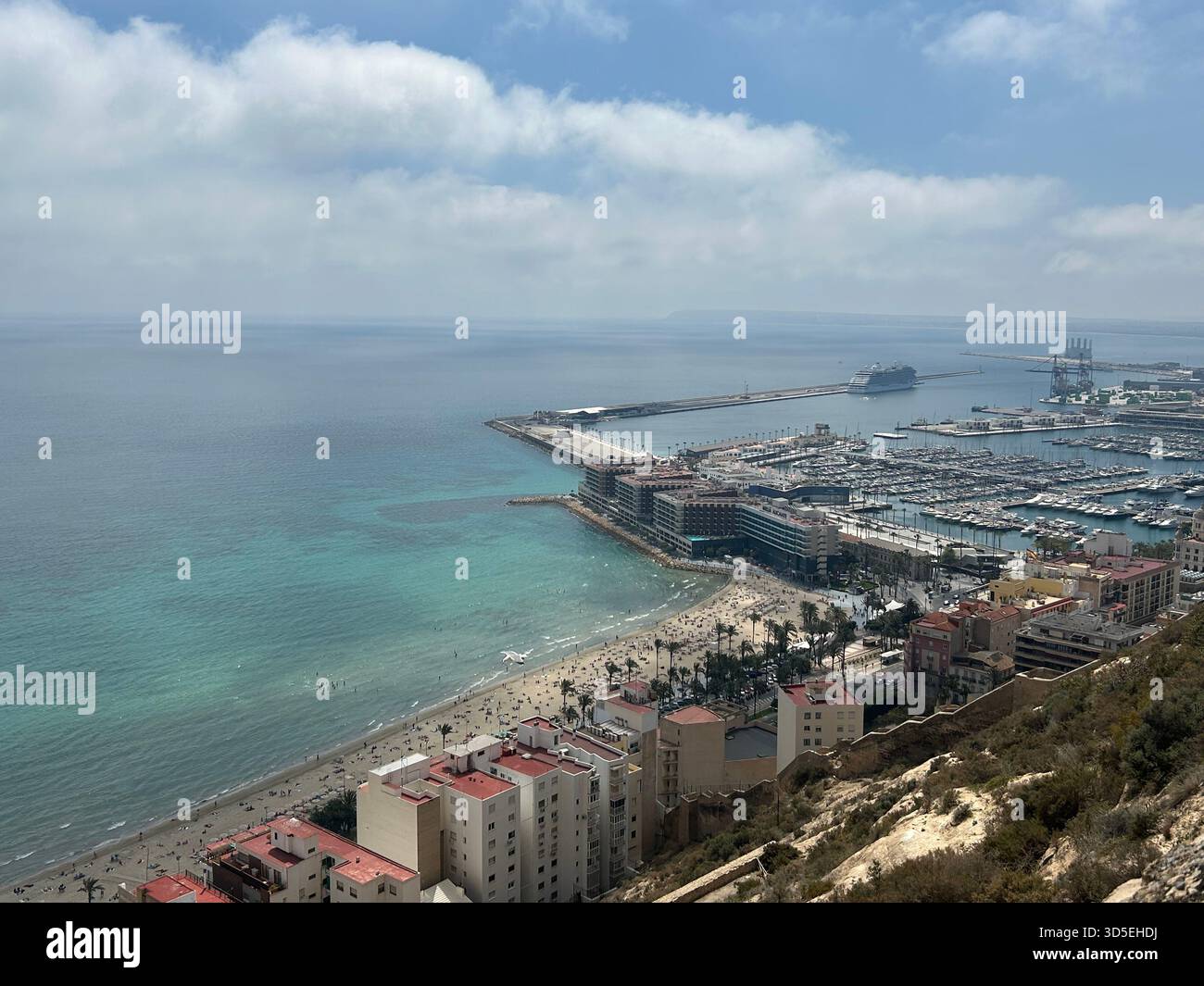 Une vue panoramique sur la côte à Alicante, Espagne, avec des eaux méditerranéennes turquoises, des plages de sable, des bâtiments en bord de mer. - Image de stock capturée avec un smartphone