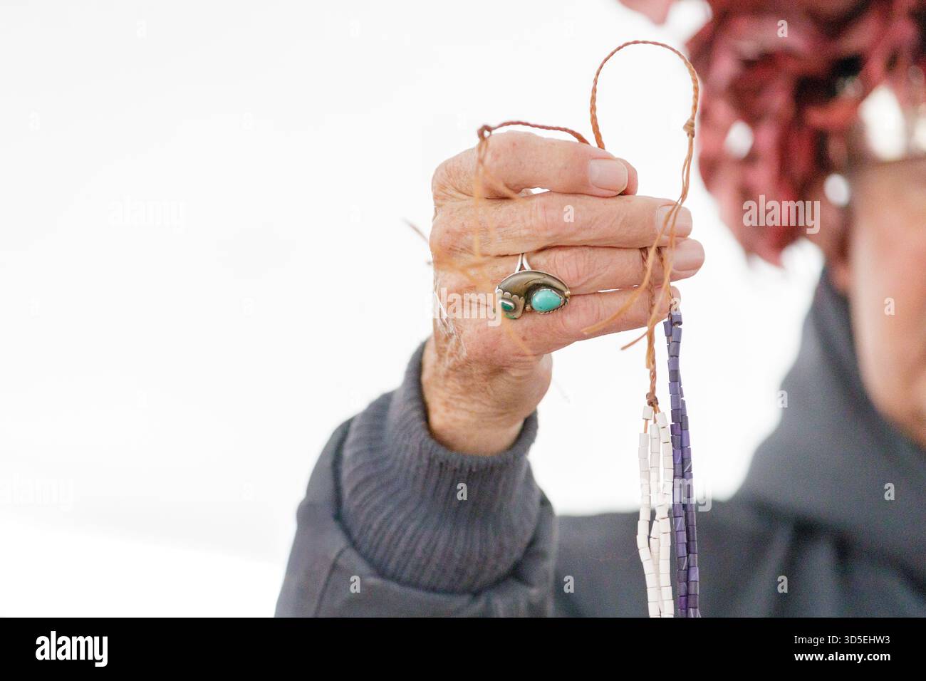 G Peter Jemison tenant des perles de wampum à la commémoration du traité de Canandaigua. Banque D'Images