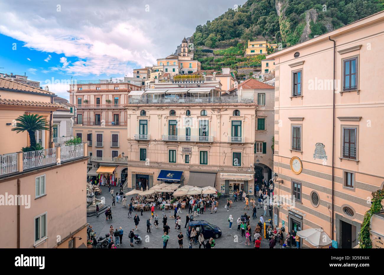 Vue panoramique sur la Piazza del Duomo (ou place de la Cathédrale), au cœur d'Amalfi, dans le sud de l'Italie Banque D'Images