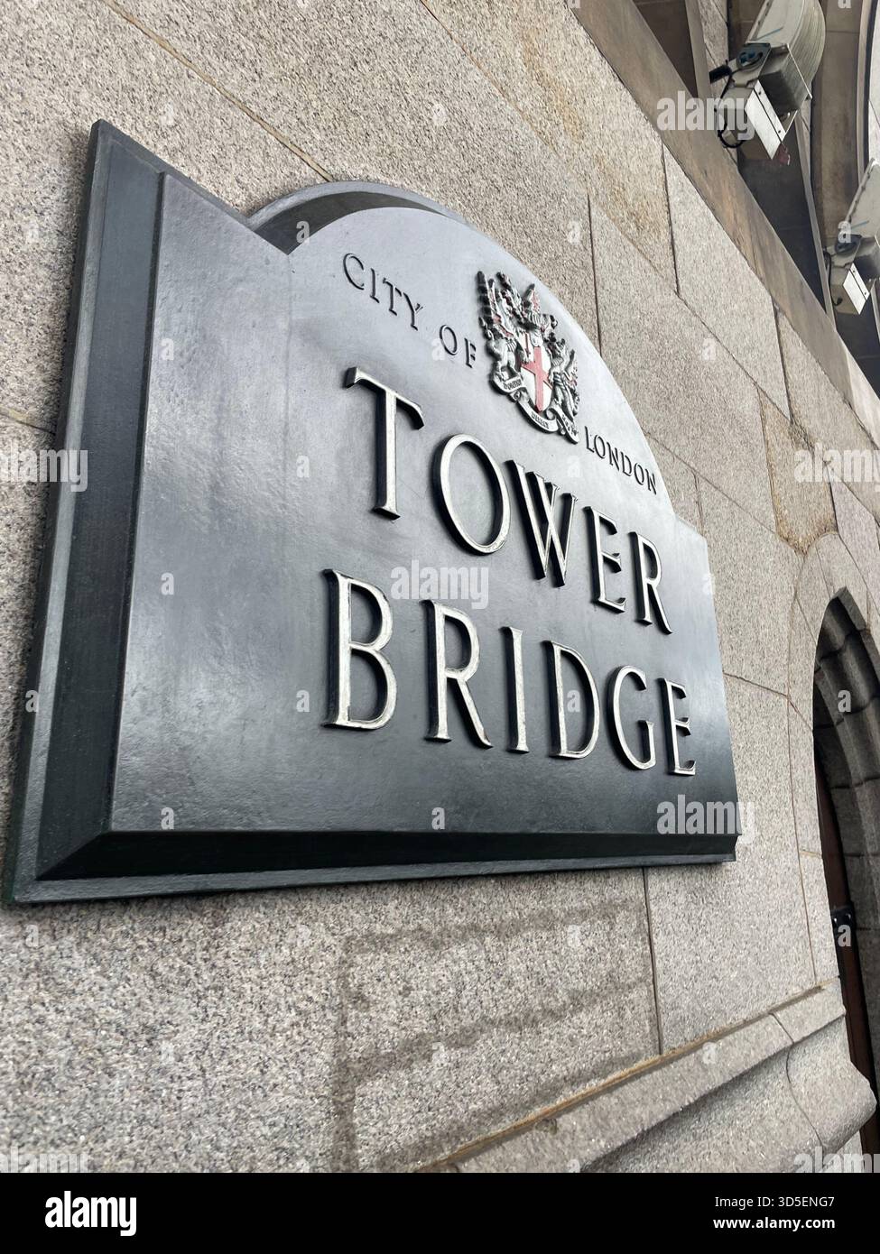 Gros plan de l'architecture en pierre de Tower Bridge et du panneau officiel de la ville de Londres. Monument historique emblématique de Londres, Angleterre - Image de stock capturée avec un smartphone