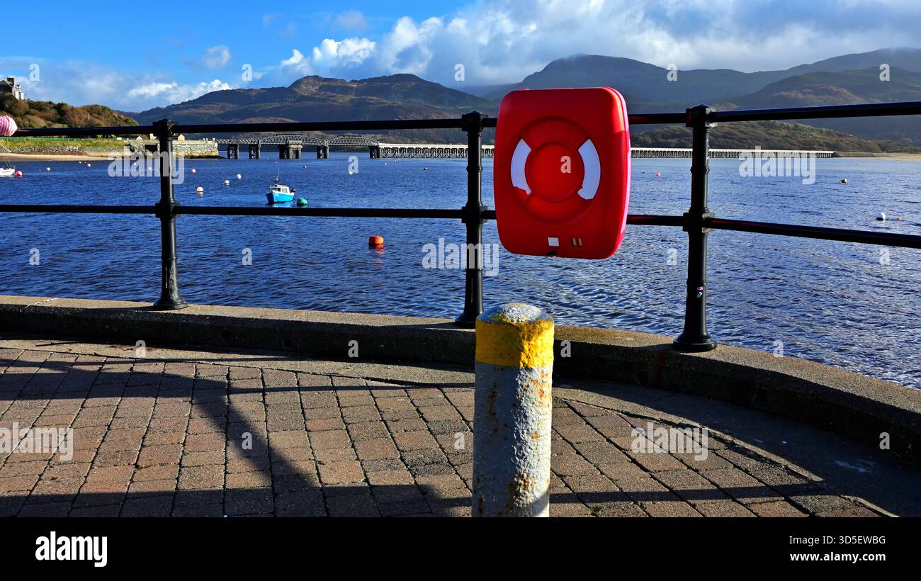 Vue de Barmouth surplombant l'estuaire de Mawddach jusqu'aux montagnes de Cadair Idris et le viaduc/pont de Barmouth par une journée ensoleillée. Banque D'Images