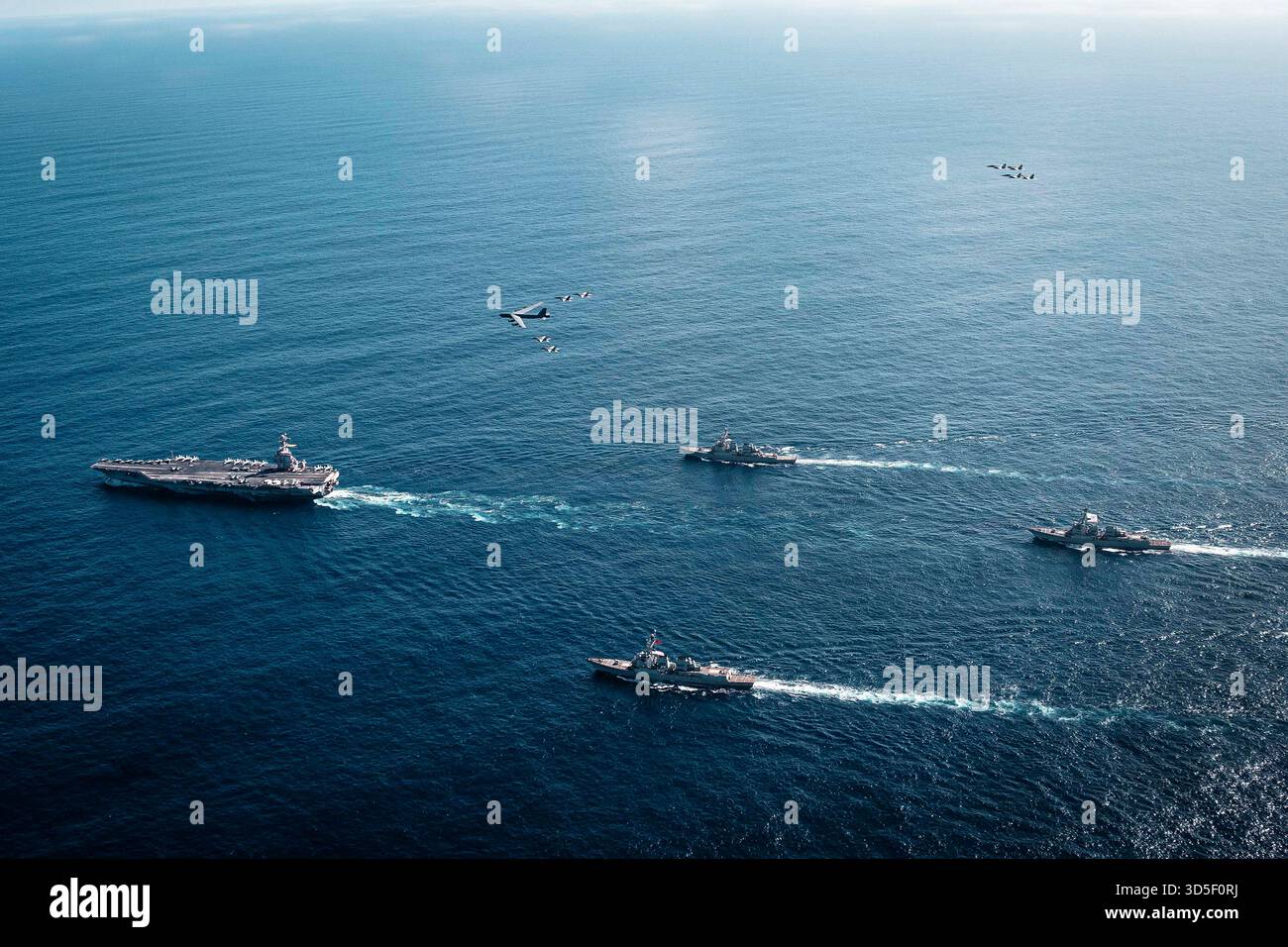 Mer des Caraïbes, eaux internationales. 13 novembre 2025. Vue aérienne du porte-avions USS Gerald R. Ford de classe Ford de la marine américaine, dirigeant une formation de destroyers de missiles guidés comme bombardier B-52 de l'US Air Force et avion de chasse de la marine survolent le 13 novembre 2025 sur la mer des Caraïbes. Le président américain Trump a ordonné au Ford Carrier Group de se rendre dans les Caraïbes dans une démonstration de force contre le Venezuela. Crédit : MC2 Tajh Payne/U.S. Navy photo/Alamy Live News Banque D'Images