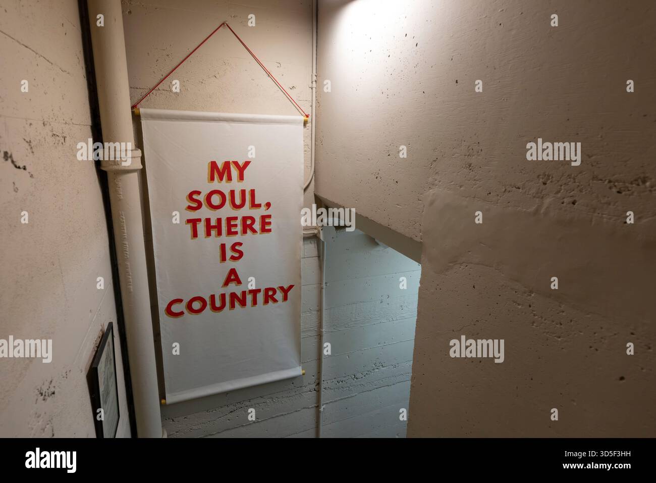 Une bannière avec la citation « mon âme, il y a un pays » de « paix » du poète gallois Henry Vaughan est accrochée dans une cage d'escalier de la cathédrale épiscopale Saint-Marc Banque D'Images