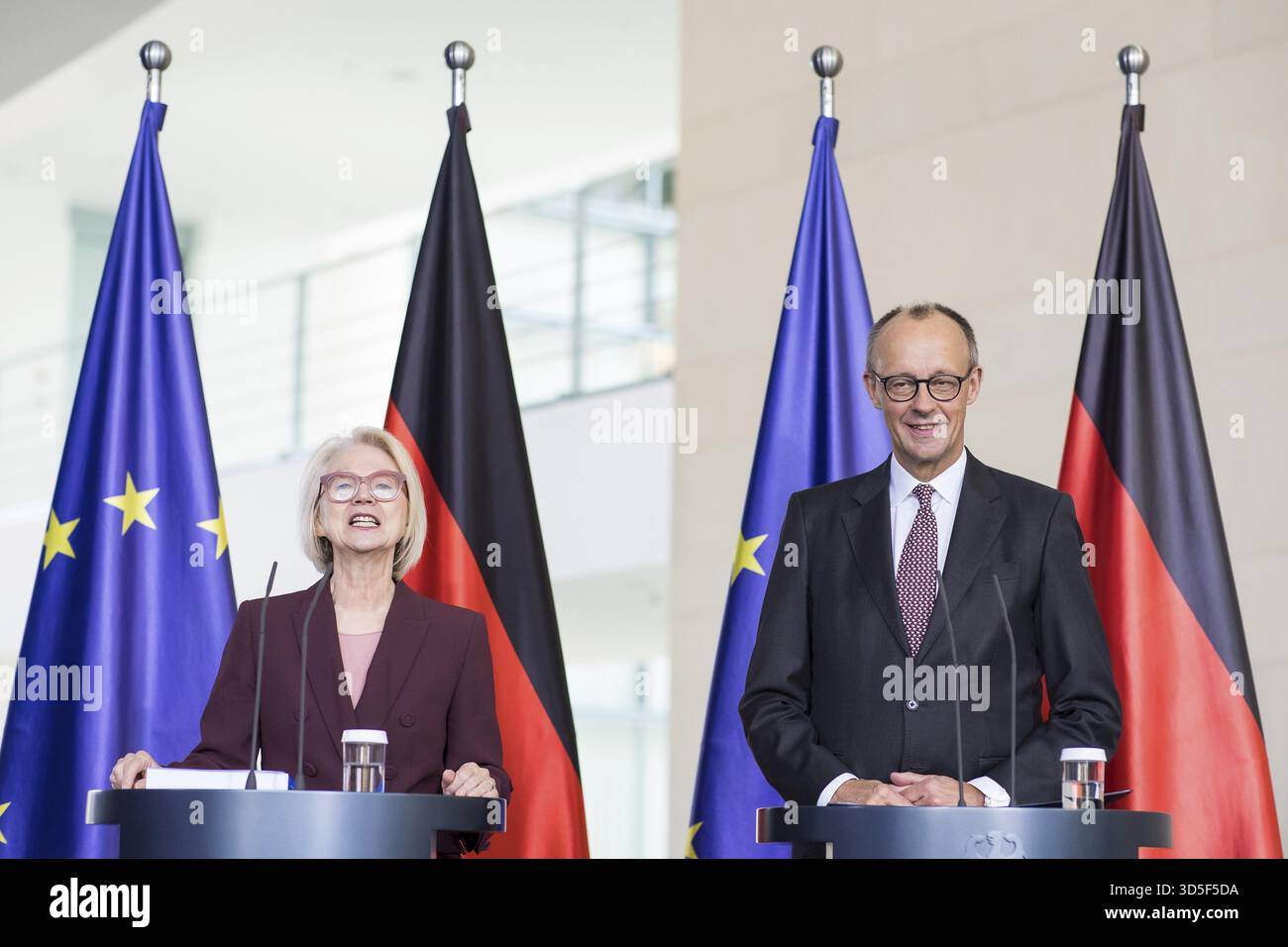 Professeur Dr Monika Schnitzer (Président du Conseil des experts) et Friedrich Merz (Chancelier fédéral de la République fédérale d'Allemagne, CDU) remise o Banque D'Images