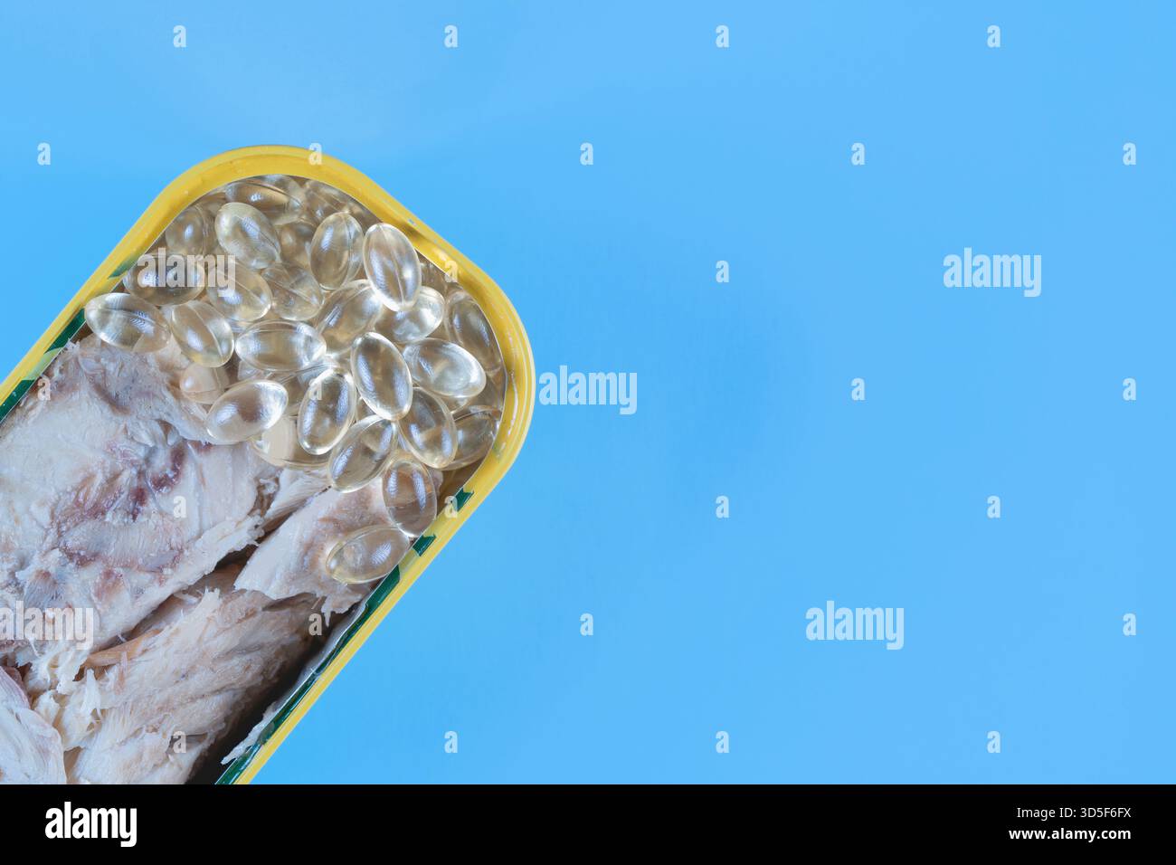 une humble boîte de sardines une source puissante de bien-être, une pharmacie portable pour le corps. Il nous met au défi de voir au-delà de la simple nourriture, embrasser la confection Banque D'Images