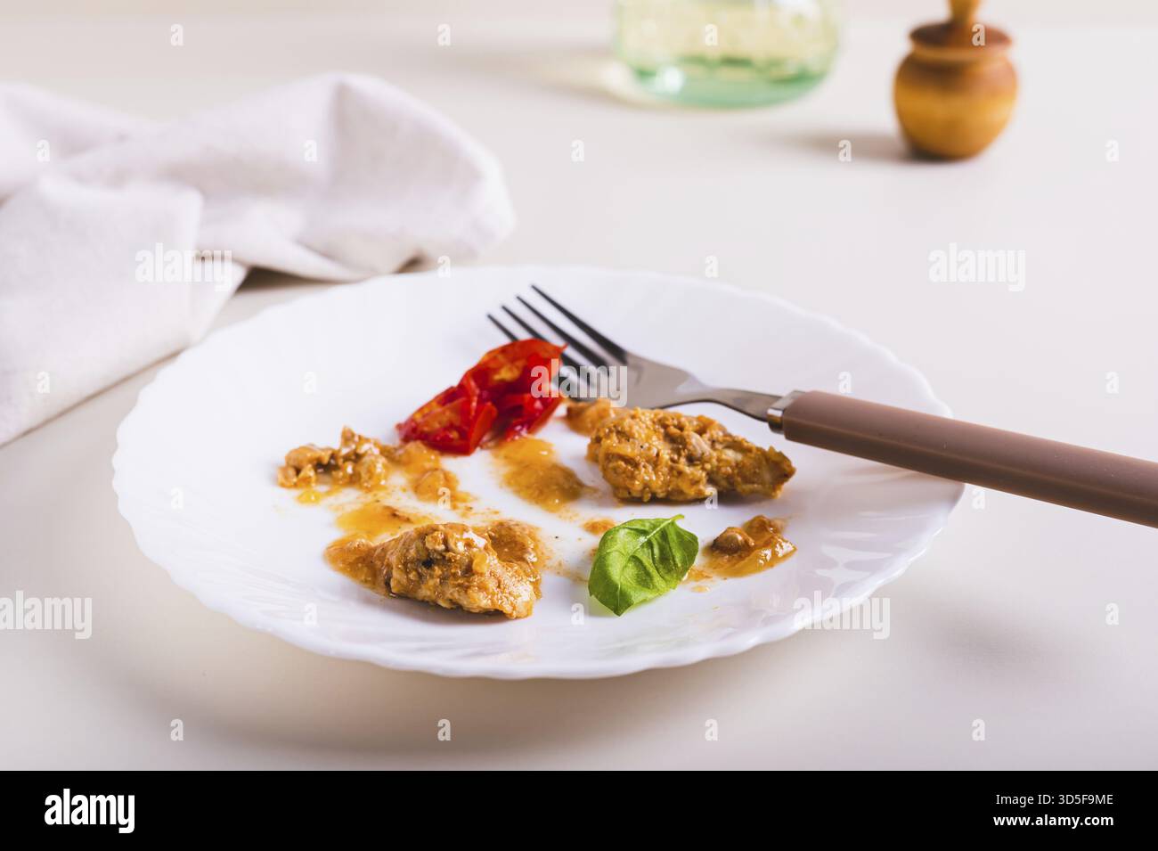 Arrêtez le gaspillage alimentaire. Restes de nourriture sur une assiette après le dîner sur la table Banque D'Images