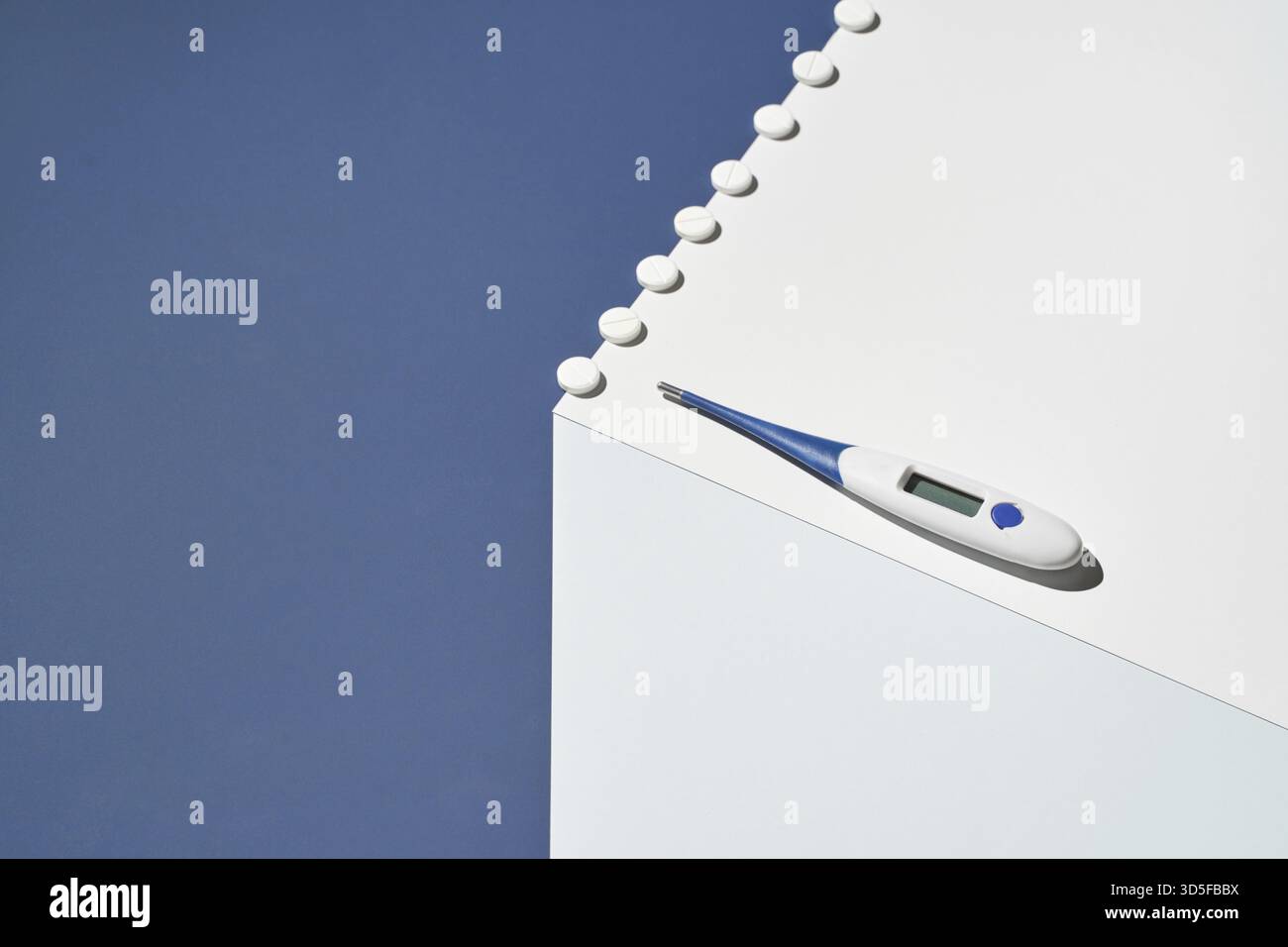 Concept de médecine. Thermomètre médical. Cube bleu et blanc. Pilules contre la grippe. Supplément pour soins de santé. Fièvre malade. Aspirine. Laboratoire pharmaceutique. Antibiot Banque D'Images