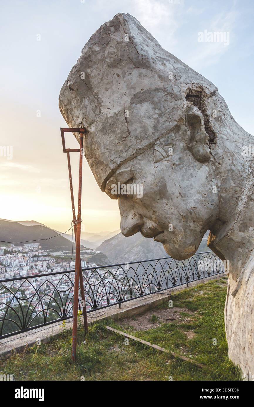 10.05.2025, Artvin, Turquie : statue d'Ataturk altérée surplombant la ville et les montagnes au coucher du soleil à Karadeniz, symbole de la fierté nationale et de l'histoire dans SC Banque D'Images