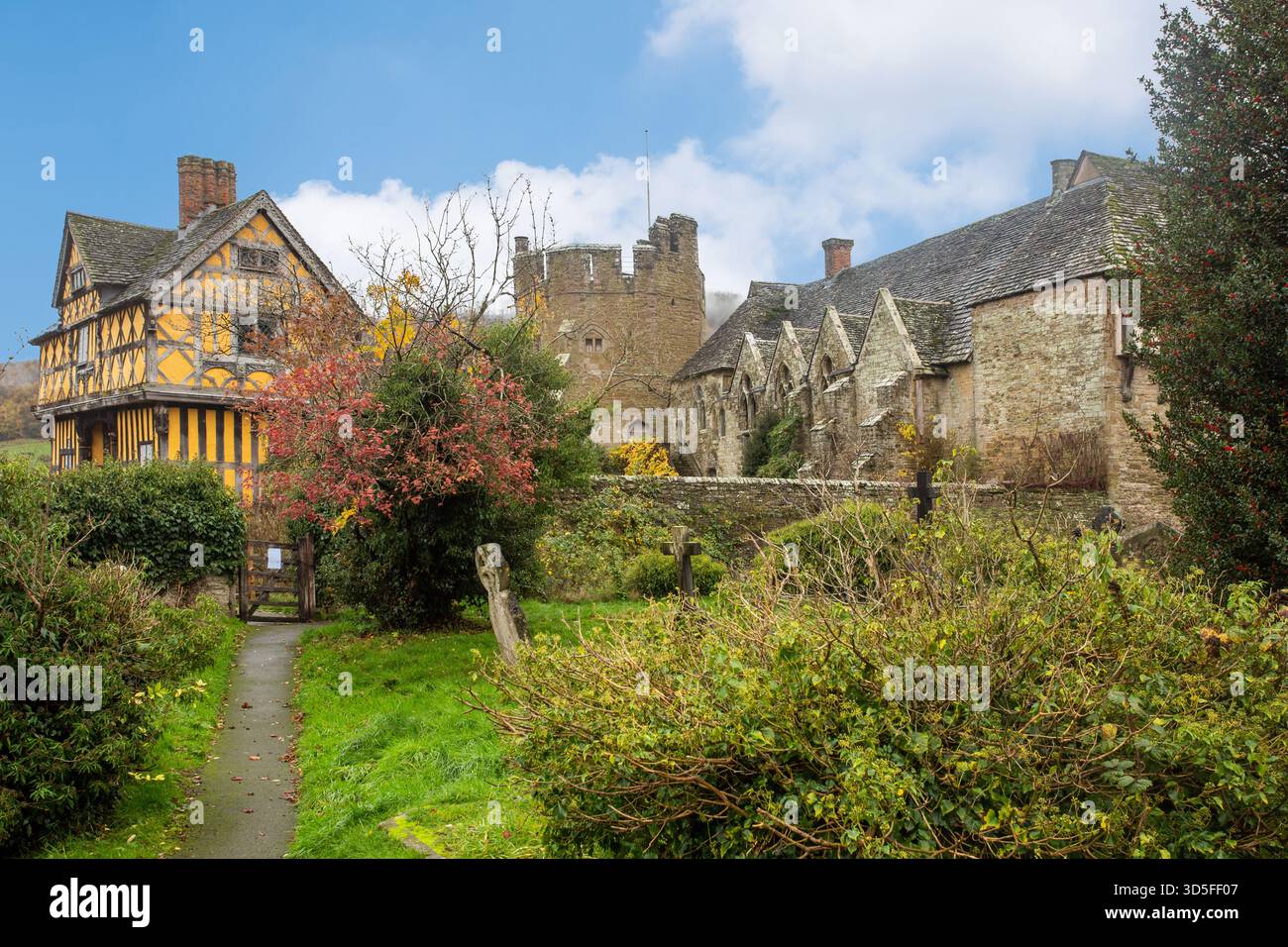 Stokesay Castle Shropshire, vu du cimetière de l'église Saint-Jean-Baptiste Banque D'Images