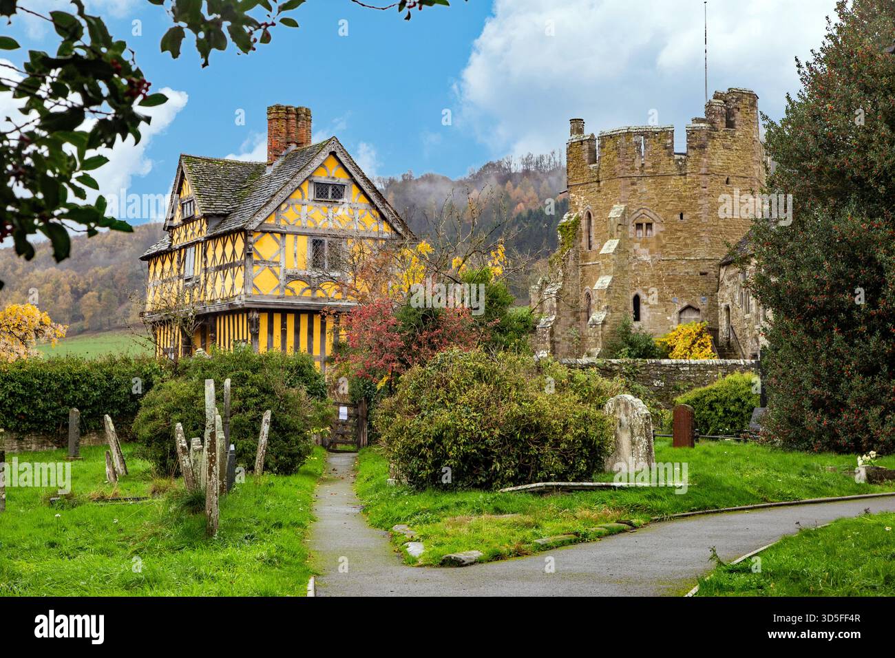 Stokesay Castle Shropshire, vu du cimetière de l'église Saint-Jean-Baptiste Banque D'Images