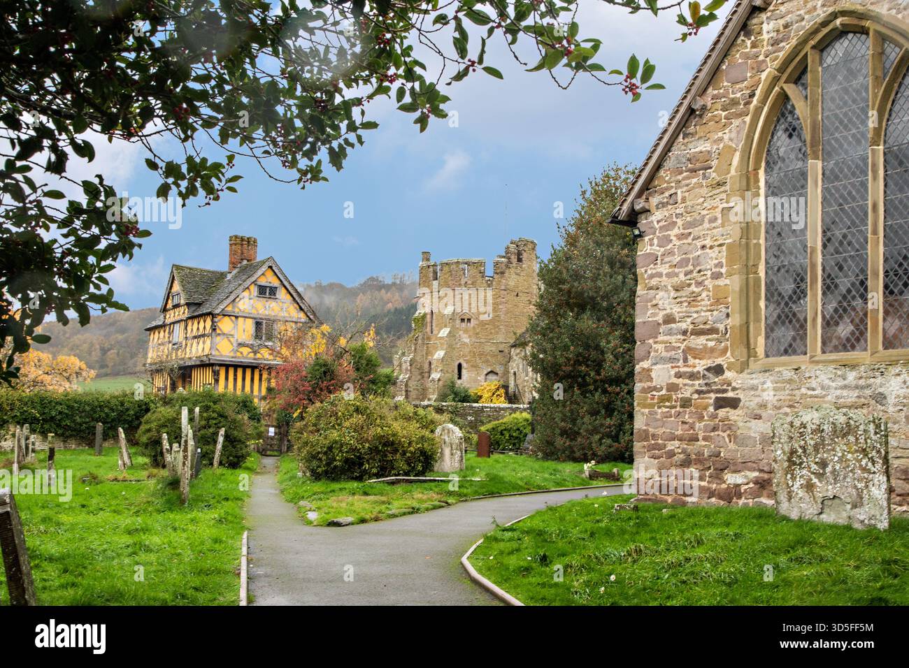 Stokesay Castle Shropshire, vu du cimetière de l'église Saint-Jean-Baptiste Banque D'Images