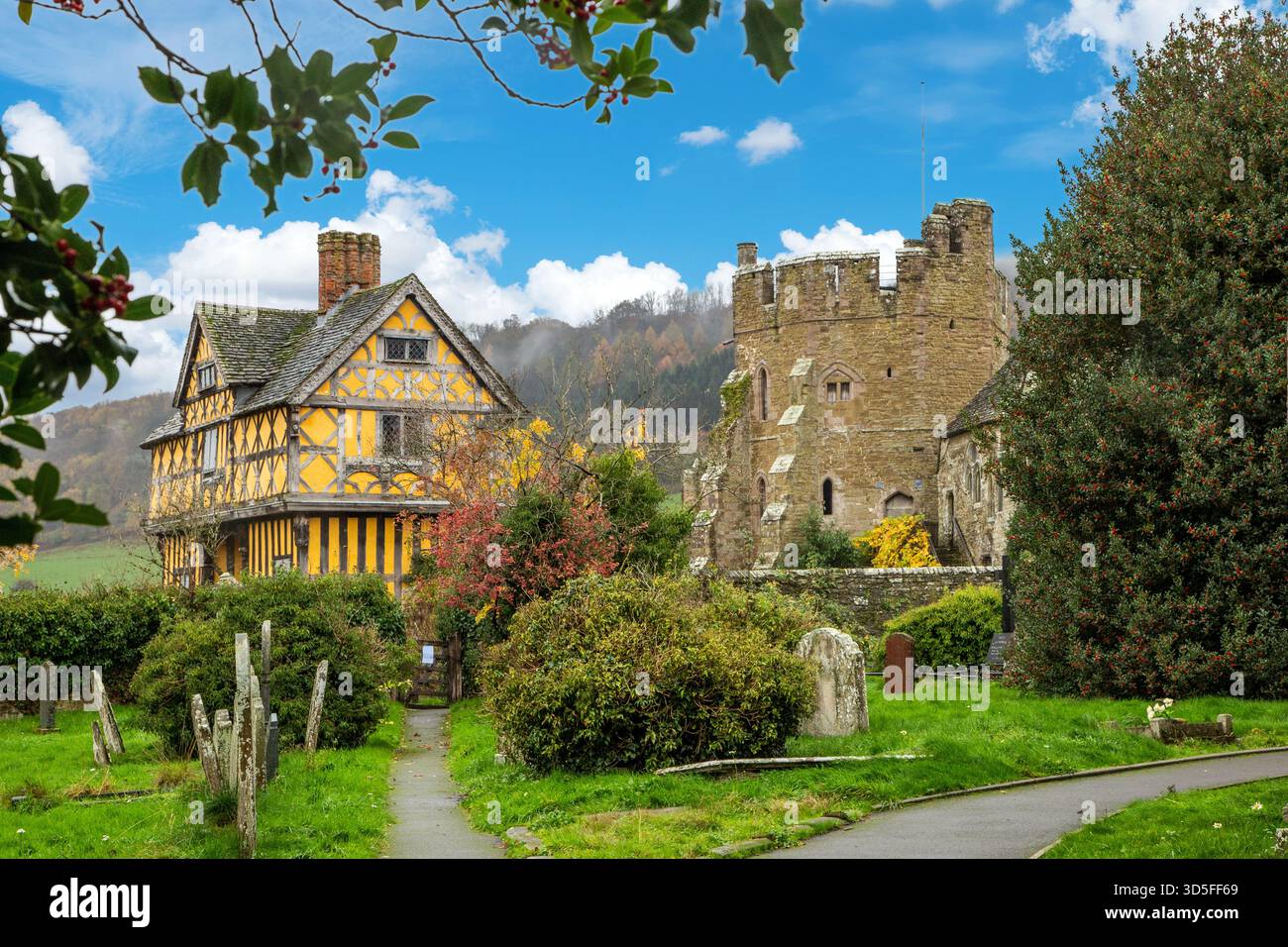 Stokesay Castle Shropshire, vu du cimetière de l'église Saint-Jean-Baptiste Banque D'Images