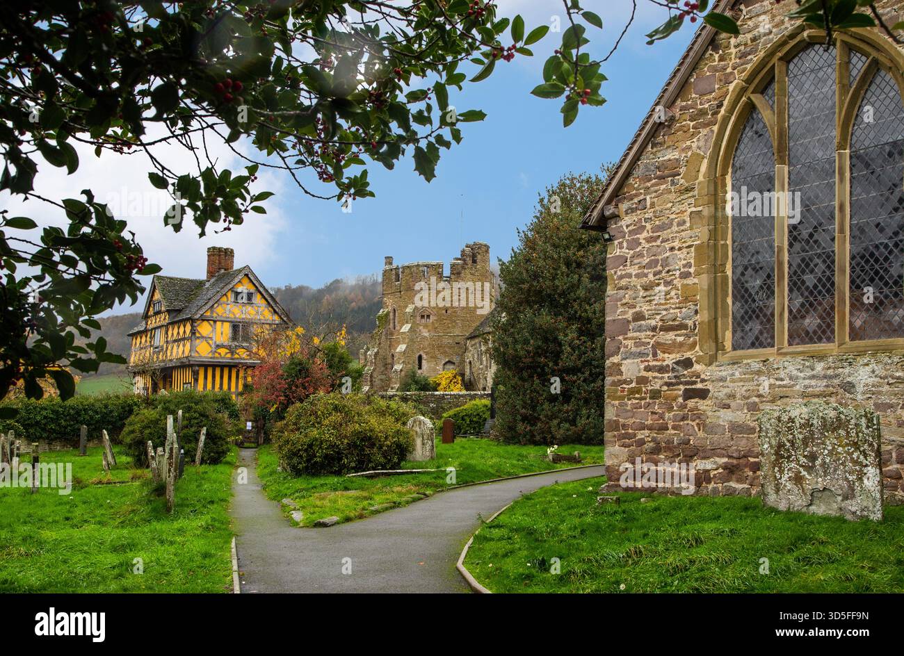 Stokesay Castle Shropshire, vu du cimetière de l'église Saint-Jean-Baptiste Banque D'Images