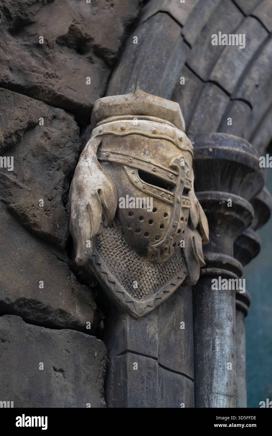 Russie, oblast de Samara, village de Khryashchevka - 31 juillet 2023. Gros plan d'une console décorative en forme de casque de chevalier du château de Garibaldi. Ar Banque D'Images