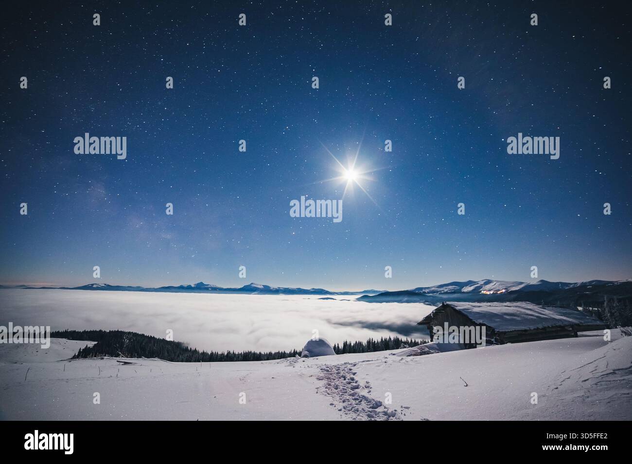 Vue au ciel étoilé sur les collines enneigées. Scène dramatique et exotique. Emplacement lieu Carpates montagnes, Ukraine, Europe. L'astrophotographie de milkyway Banque D'Images