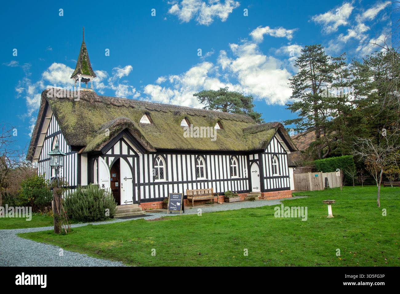 Église All Saints dans le village de Little Stretton, dans le Shropshire, l'église est connue pour son toit de chaume et son cadre en colombages noir et blanc Banque D'Images