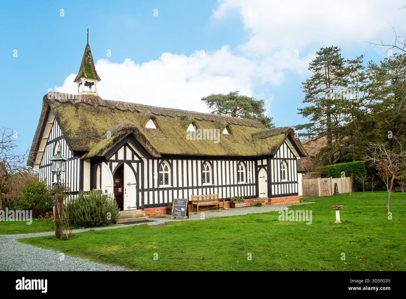 Église All Saints dans le village de Little Stretton, dans le Shropshire, l'église est connue pour son toit de chaume et son cadre en colombages noir et blanc Banque D'Images