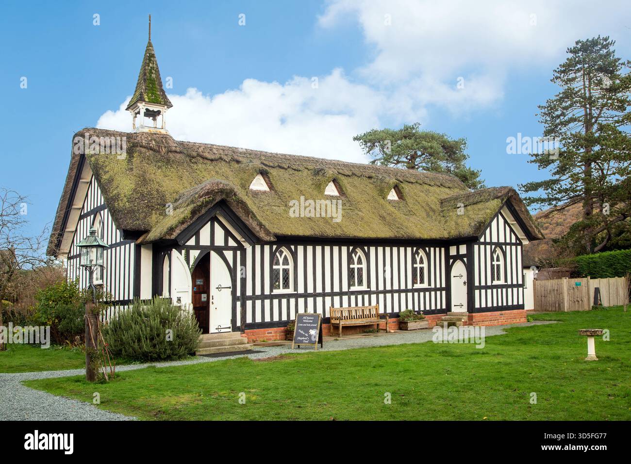 Église All Saints dans le village de Little Stretton, dans le Shropshire, l'église est connue pour son toit de chaume et son cadre en colombages noir et blanc Banque D'Images