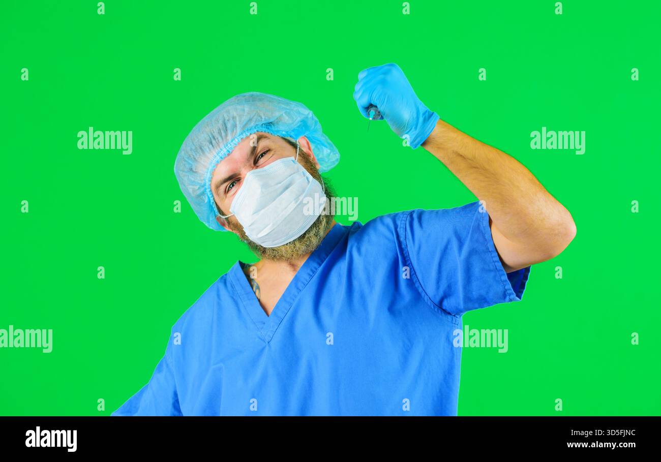 Personnel hospitalier. Docteur en masque médical avec seringue. Vaccination en clinique. Infirmier masculin en uniforme, gants en caoutchouc et capuchon chirurgical avec seringues prépari Banque D'Images