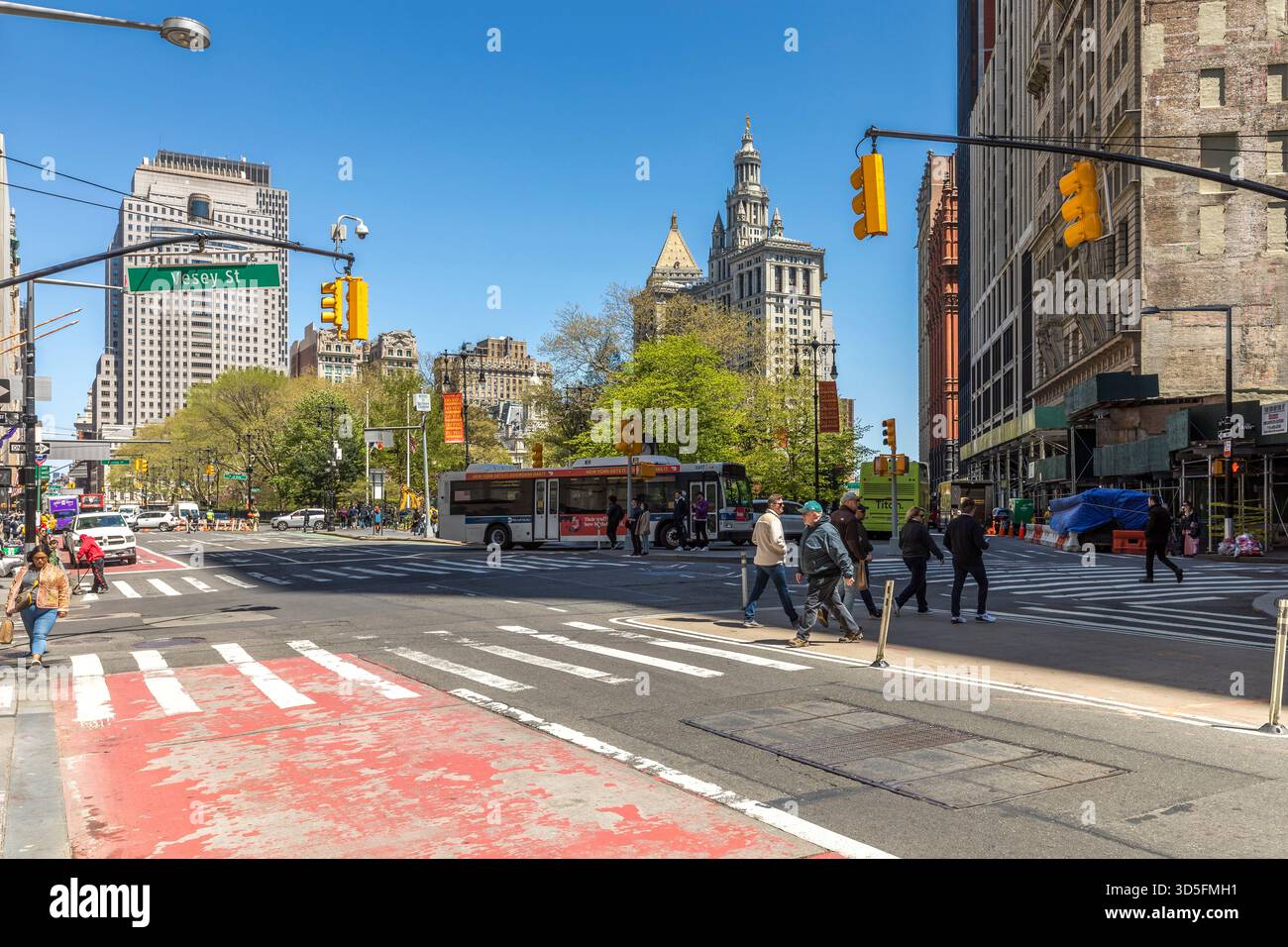New York City, États-Unis - 29 avril 2022 : vue sur l'hôtel de ville de New York depuis Broadway Banque D'Images