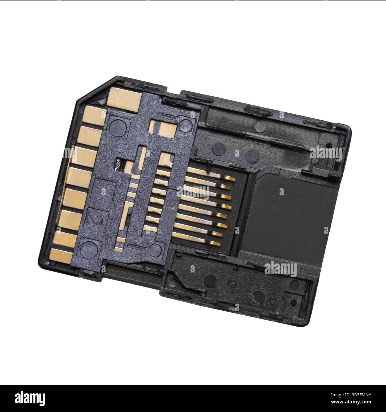 Ouvrez le boîtier d'un adaptateur de carte mémoire. Adaptateur de carte microSD pour emplacement de carte SD. Gros plan, isolé sur fond blanc. Banque D'Images