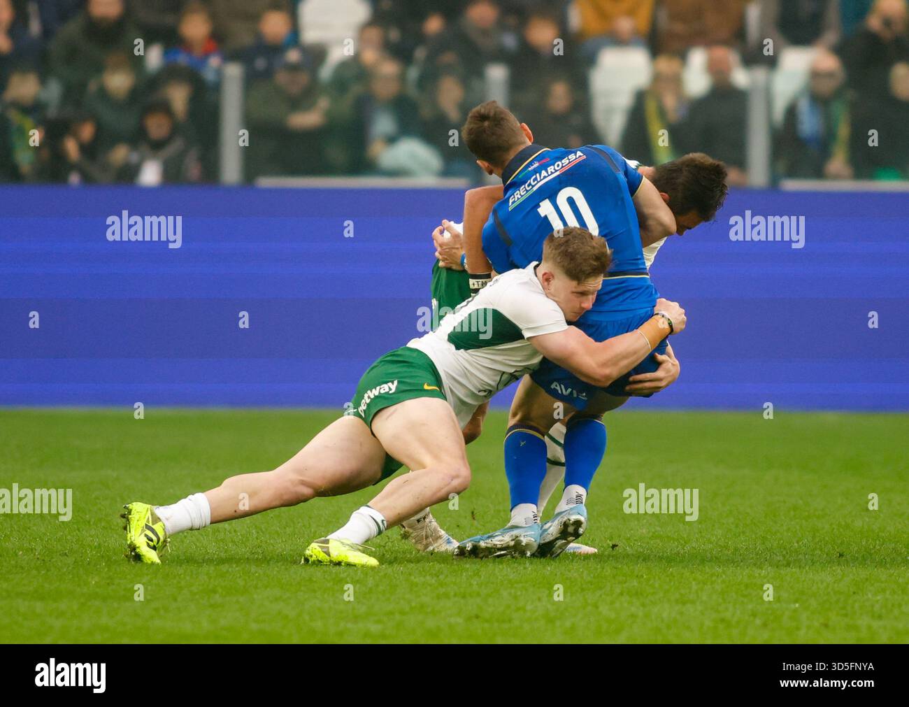 Turin, Italie. 15 novembre 2025. Franco Mostert d'Afrique du Sud et Paolo GARBISI d'Italie lors du match de rugby de l'Autumn Nations Series 2025 opposant l'Italie et l'Afrique du Sud au stade Allianz le 15 novembre 2025 à Turin, Italie. Crédit : Nderim Kaceli/Alamy Live News Banque D'Images