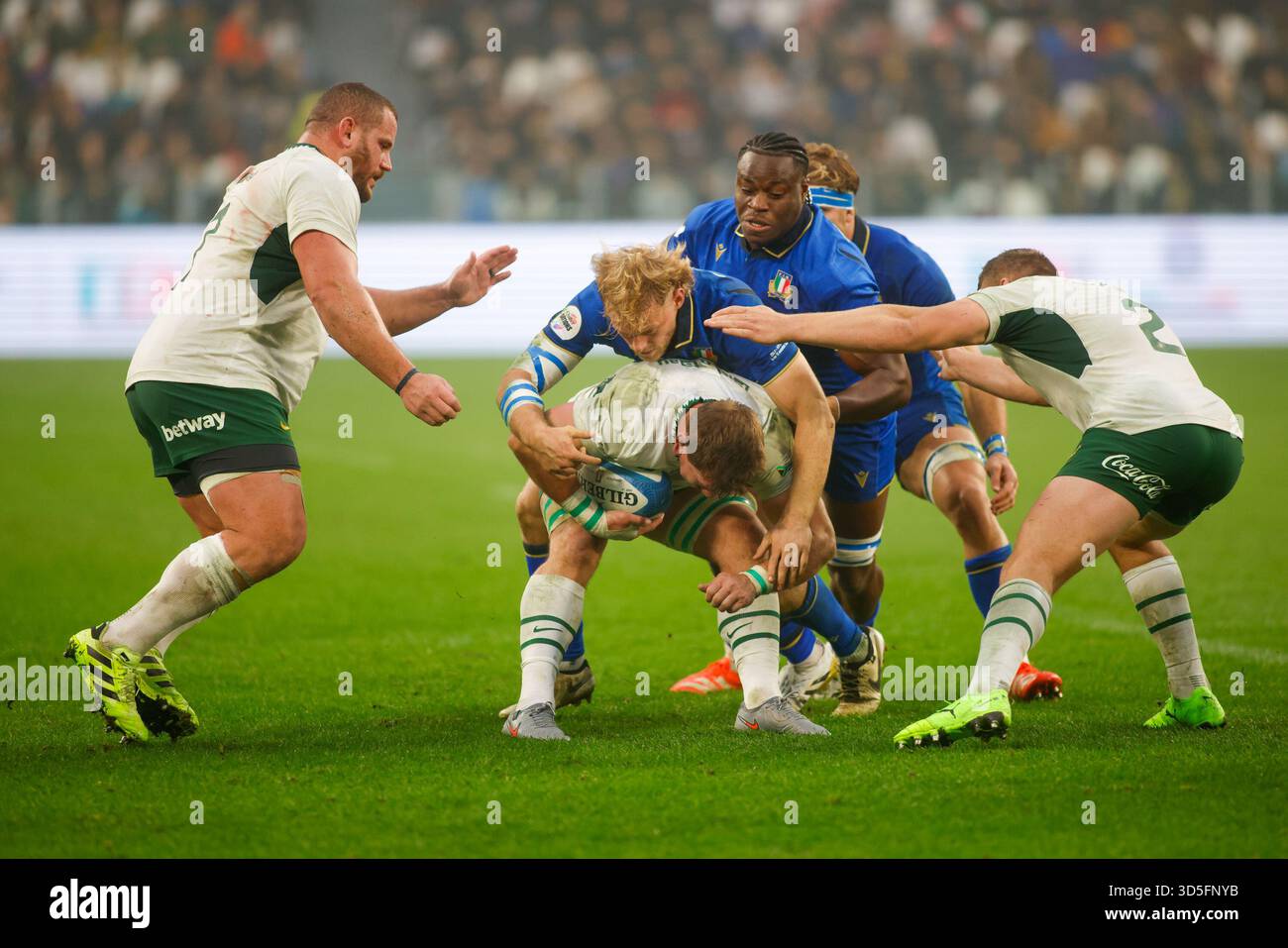 Turin, Italie. 15 novembre 2025. Louis LYNAGH, Italien, lors du match de rugby Autumn Nations Series 2025 opposant l'Italie à l'Afrique du Sud au stade Allianz le 15 novembre 2025 à Turin, Italie. Crédit : Nderim Kaceli/Alamy Live News Banque D'Images