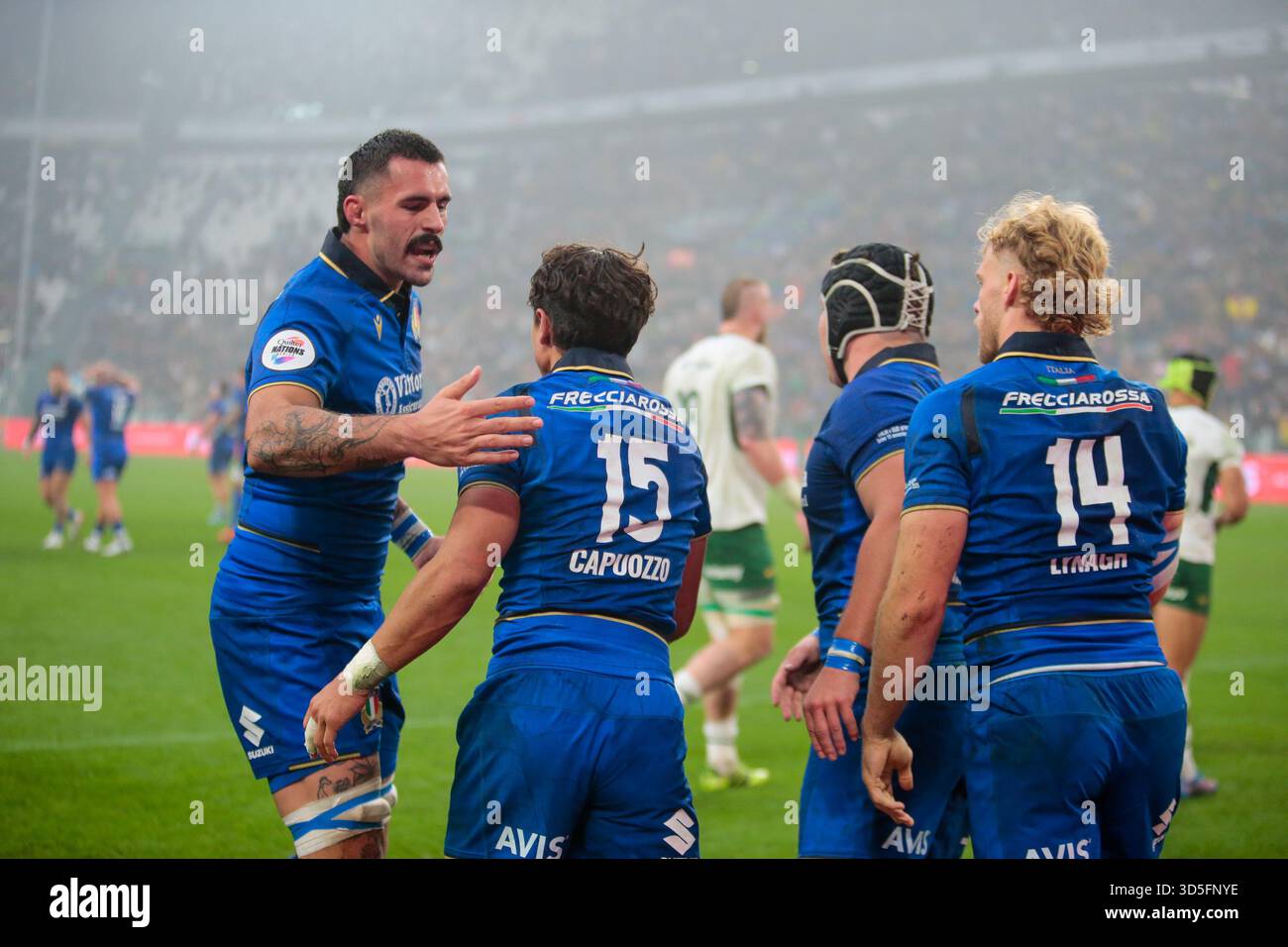 Turin, Italie. 15 novembre 2025. Ange CAPUOZZO d'Italie célébrant avec ses coéquipiers après avoir marqué un essai lors du match de rugby Autumn Nations Series 2025 entre l'Italie et l'Afrique du Sud au stade Allianz le 15 novembre 2025 à Turin, Italie. Crédit : Nderim Kaceli/Alamy Live News Banque D'Images