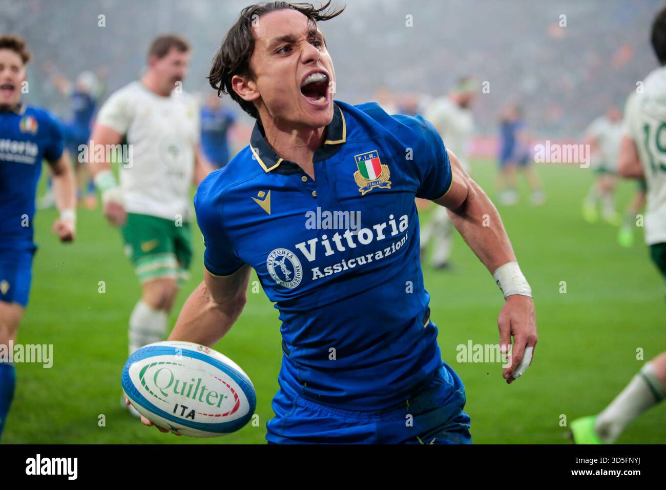 Turin, Italie. 15 novembre 2025. Ange CAPUOZZO d'Italie célébrant après avoir marqué un essai lors du match de rugby Autumn Nations Series 2025 entre l'Italie et l'Afrique du Sud au stade Allianz le 15 novembre 2025 à Turin, Italie. Crédit : Nderim Kaceli/Alamy Live News Banque D'Images