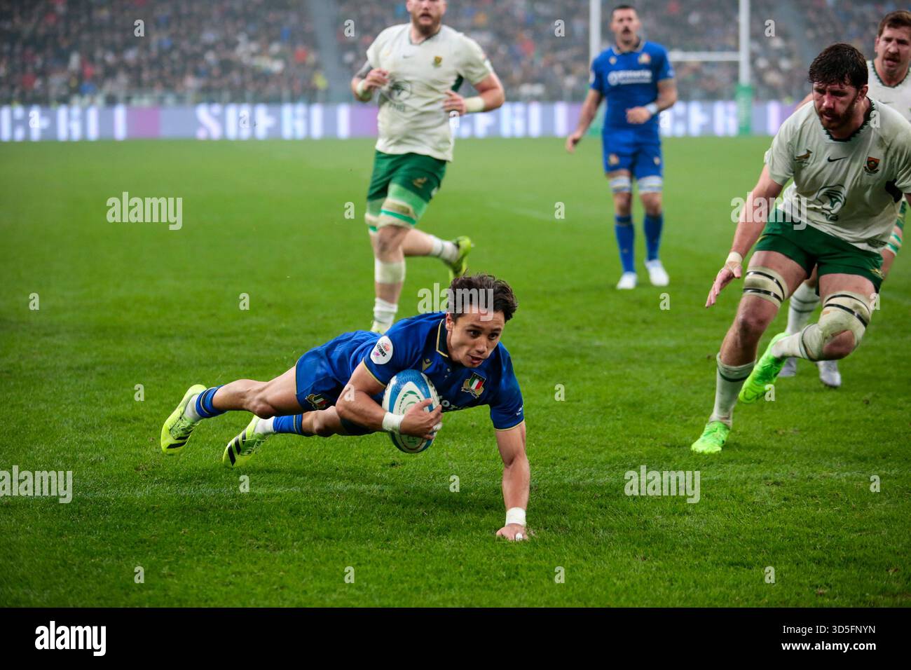 Turin, Italie. 15 novembre 2025. Ange CAPUOZZO de l'Italie lors du match de rugby Autumn Nations Series 2025 entre l'Italie et l'Afrique du Sud au stade Allianz le 15 novembre 2025 à Turin, Italie. Crédit : Nderim Kaceli/Alamy Live News Banque D'Images